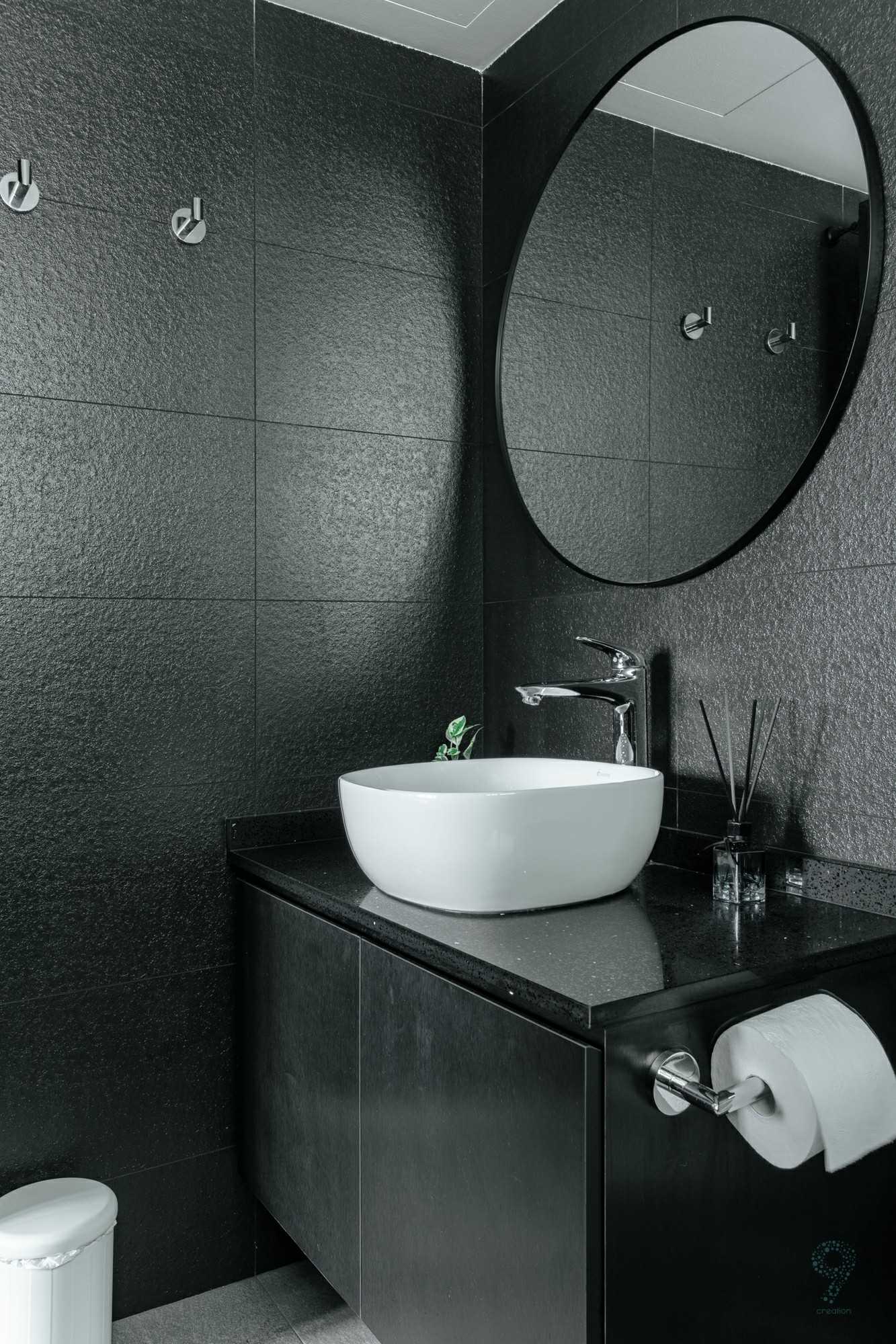 Modern Bathroom with Countertop and Homogeneous Tiles