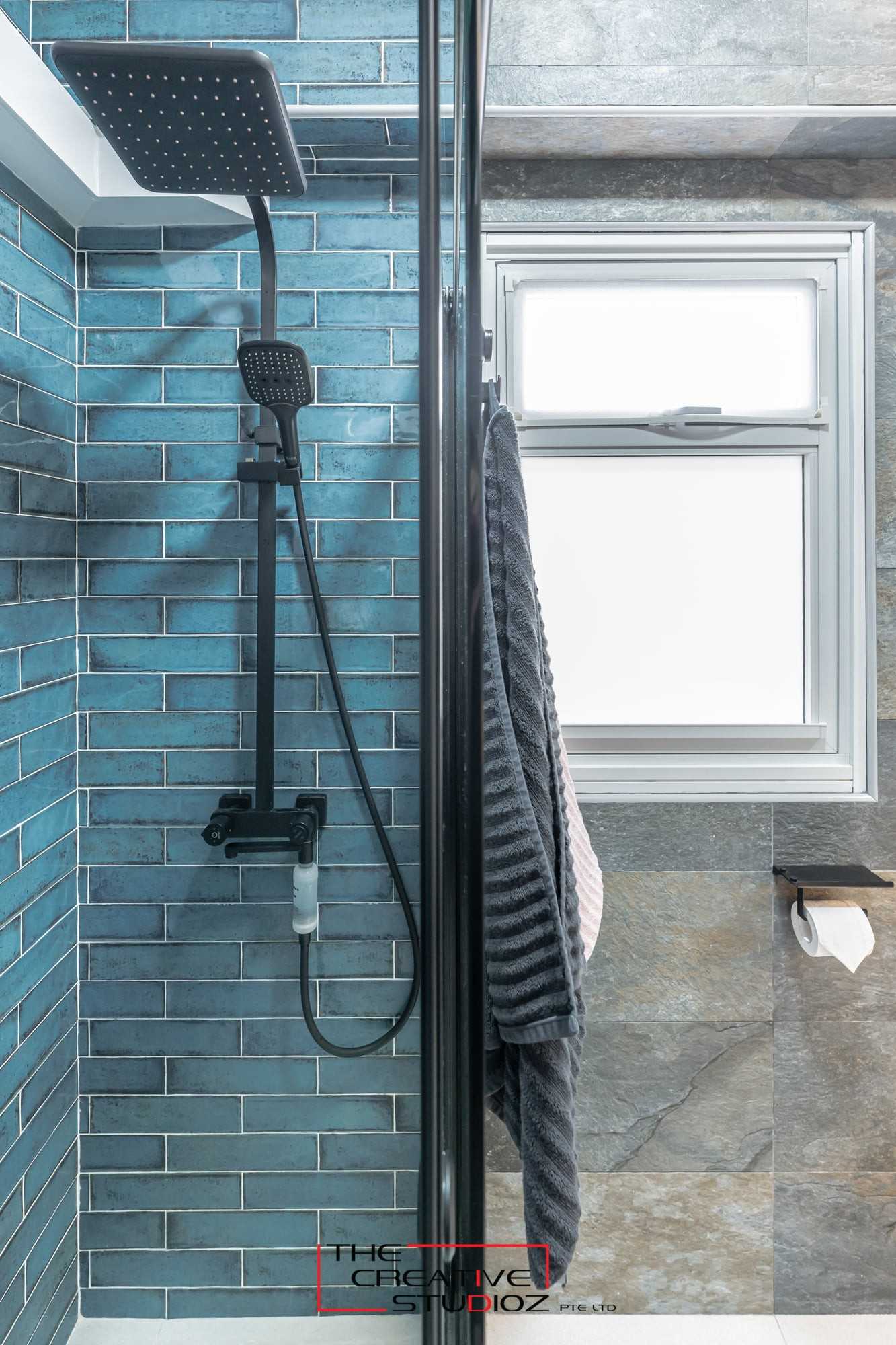 Modern Bathroom with Homogeneous Tiles and Shower Screen
