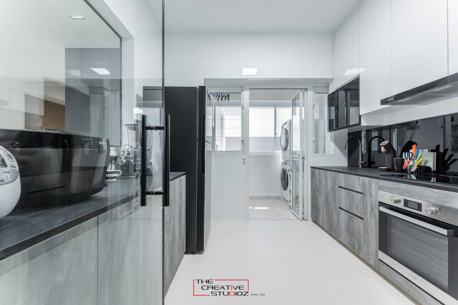 Modern Kitchen with Kitchen Backsplash and Kitchen Cabinets