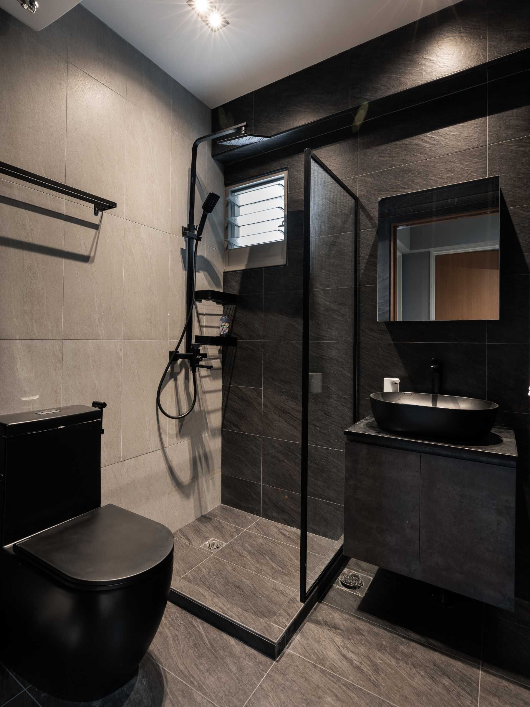 Contemporary Bathroom with Homogeneous Tiles and Shower Screen