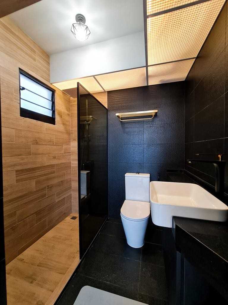 Modern Bathroom with Countertop and Homogeneous Tiles