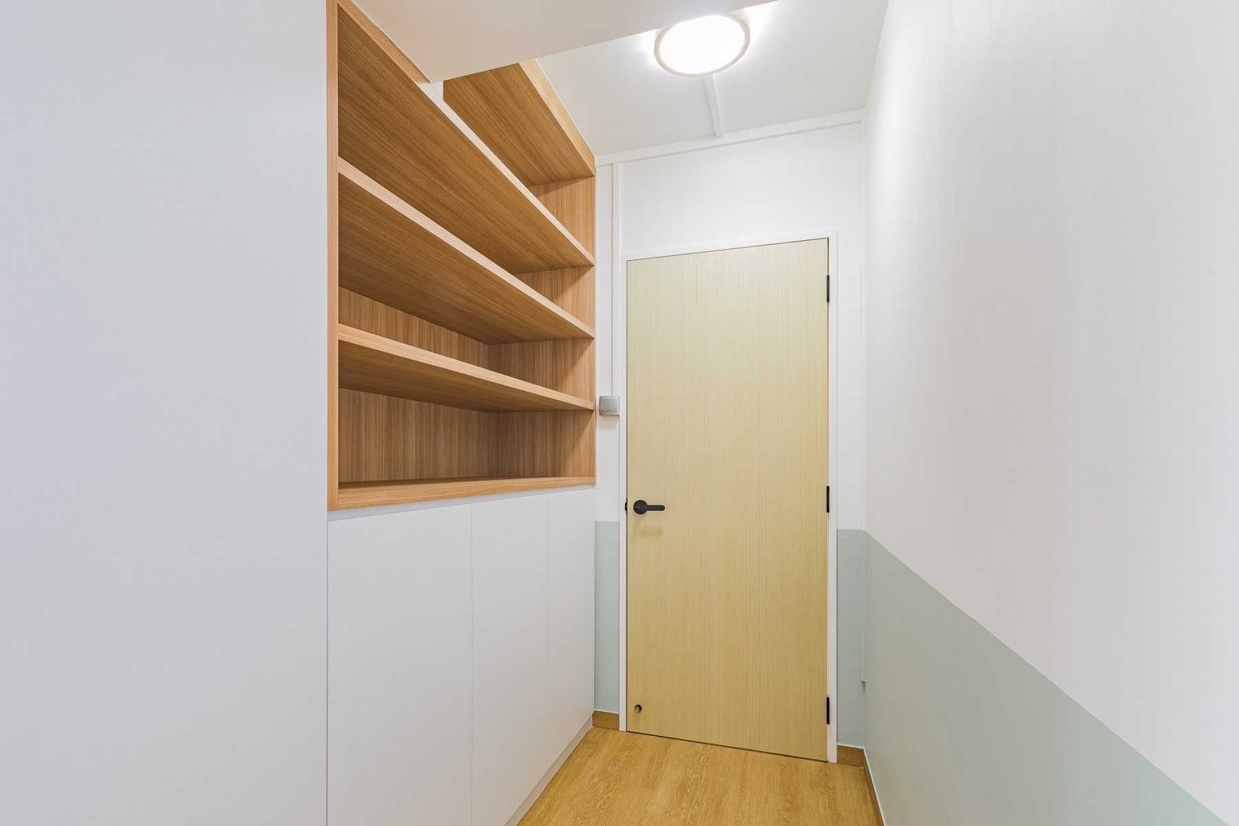 Scandinavian Entryway with Mirror and Seating Bench