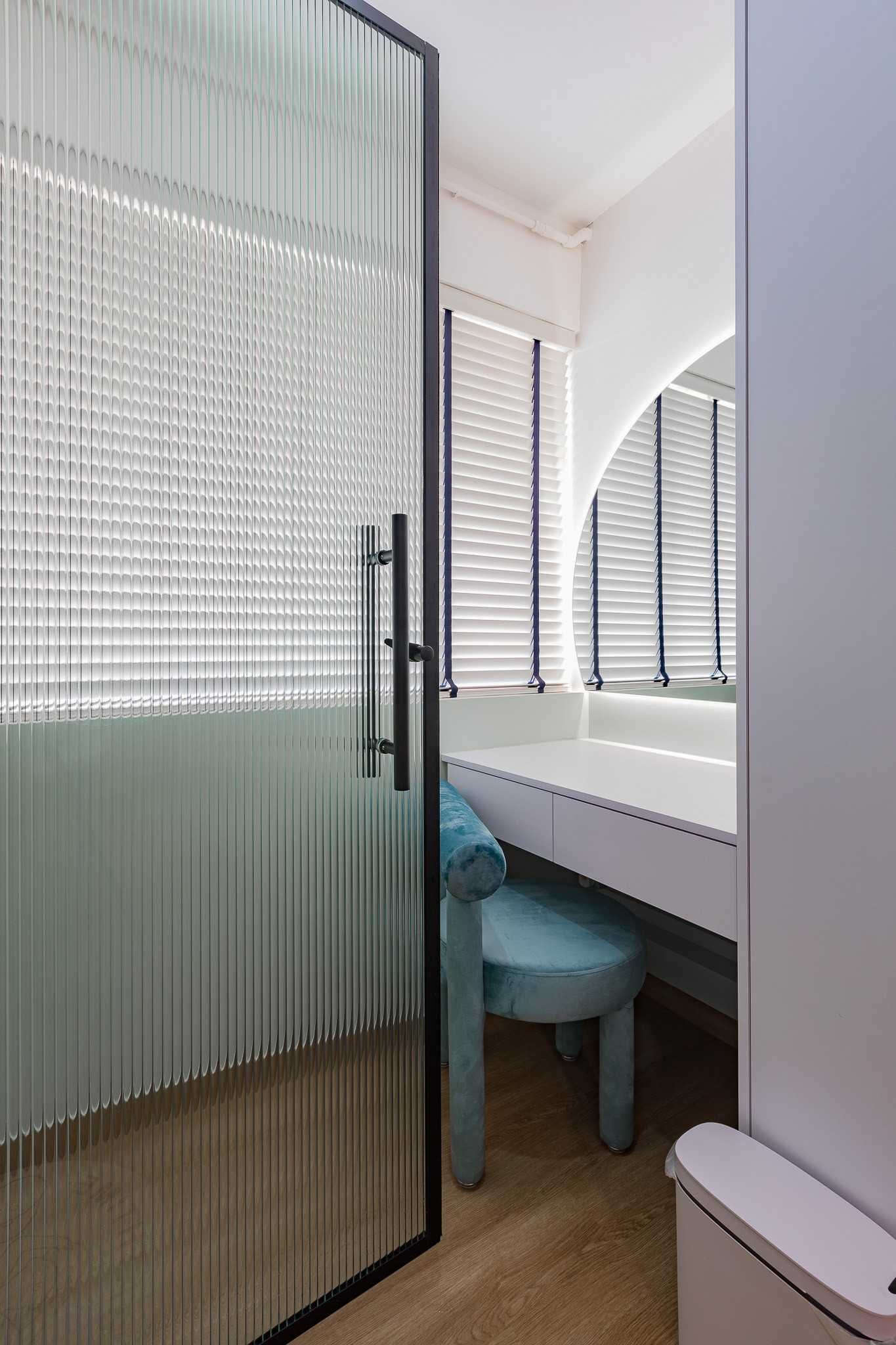 Scandinavian Walk-in Wardrobe with Mirror and Glass Door