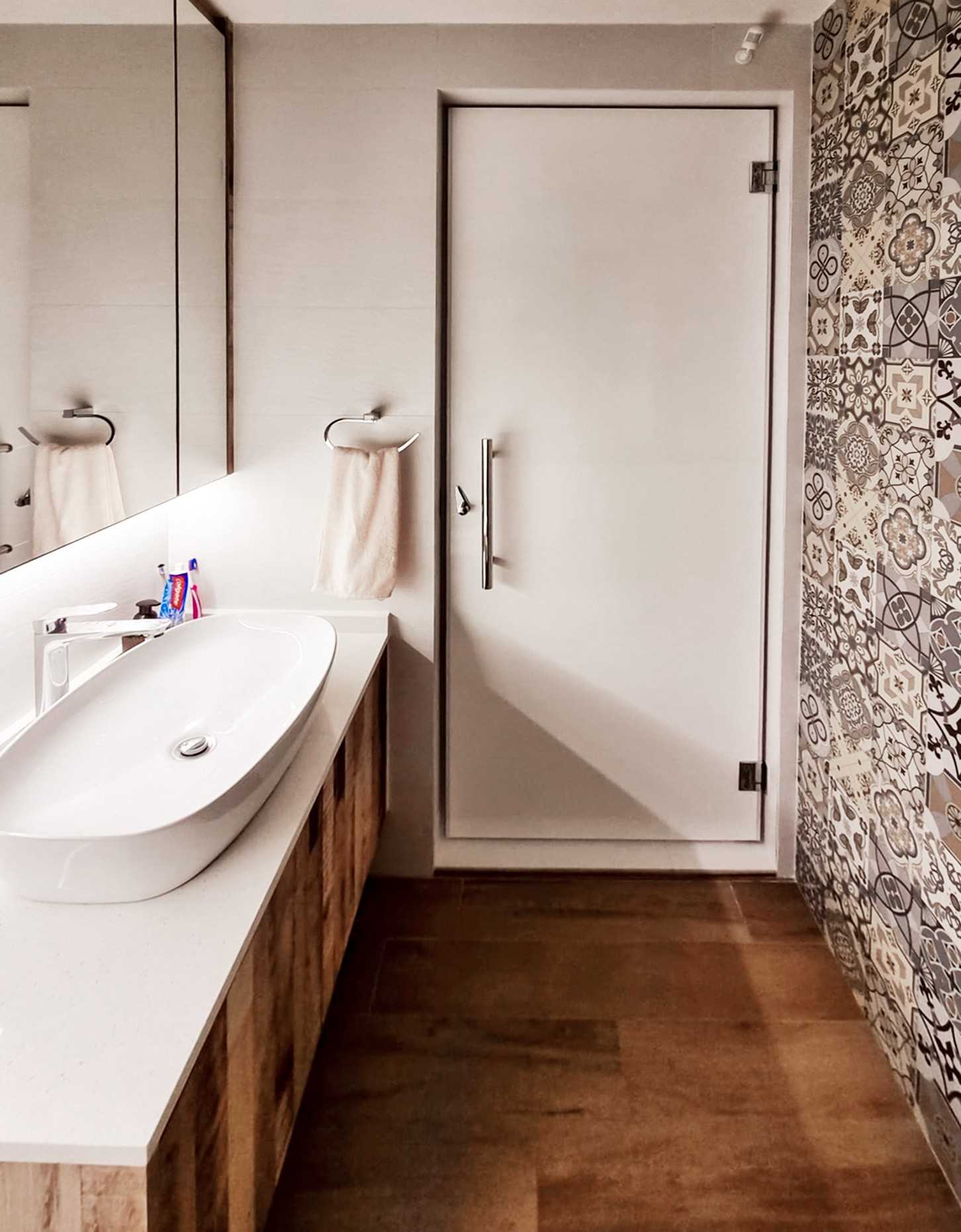Scandinavian Bathroom with Feature Wall and Mirror