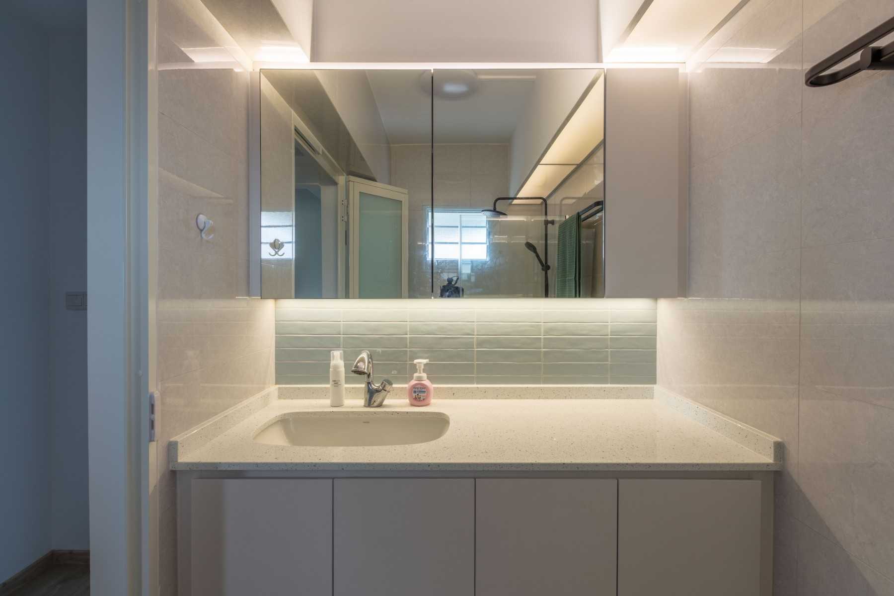 Modern Bathroom with Countertop and Homogeneous Tiles