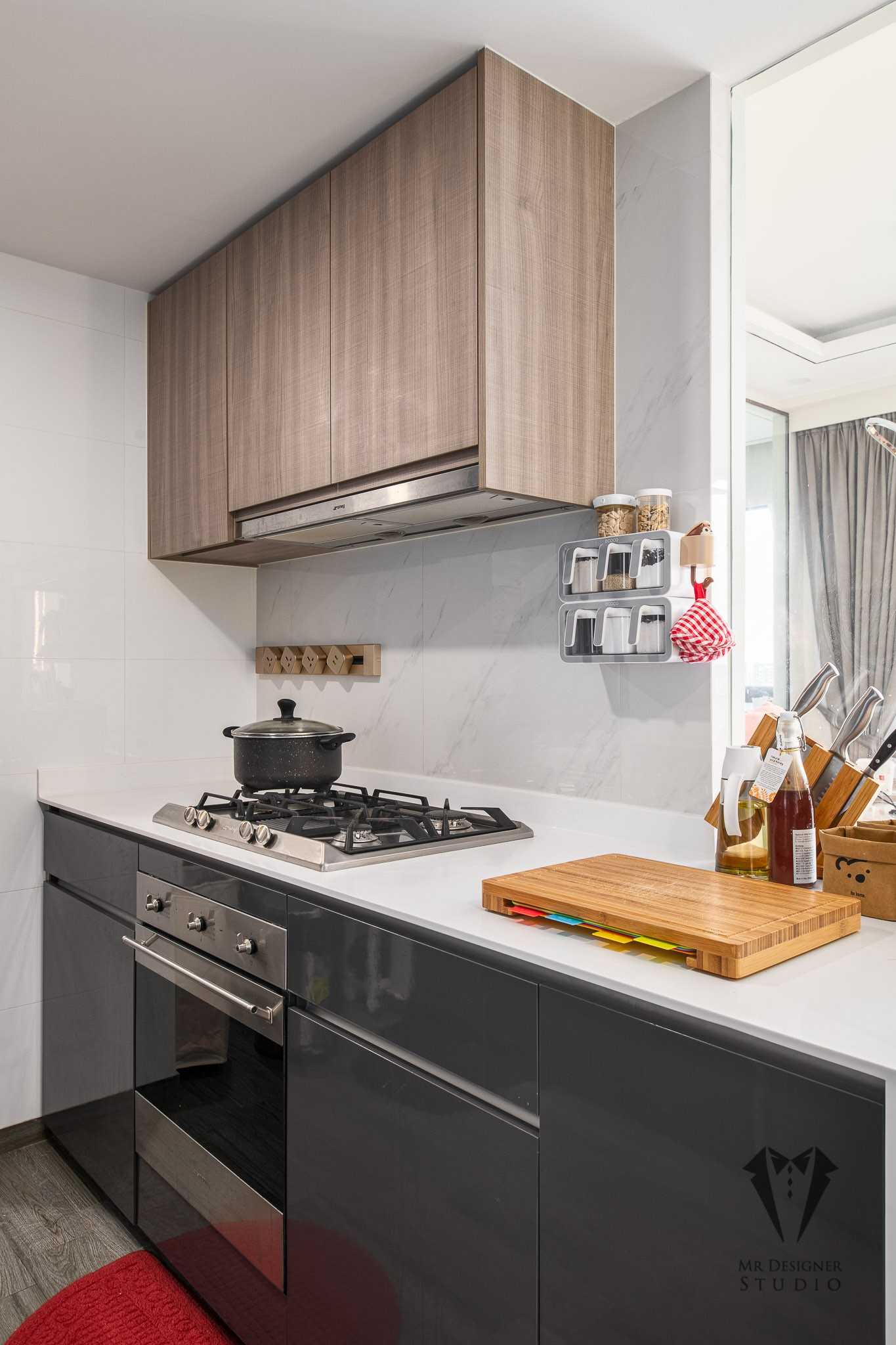 Modern Kitchen with Countertop and Homogeneous Tiles