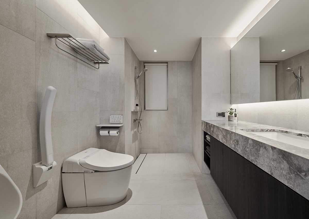 Contemporary Bathroom with Homogeneous Tiles and Mirror