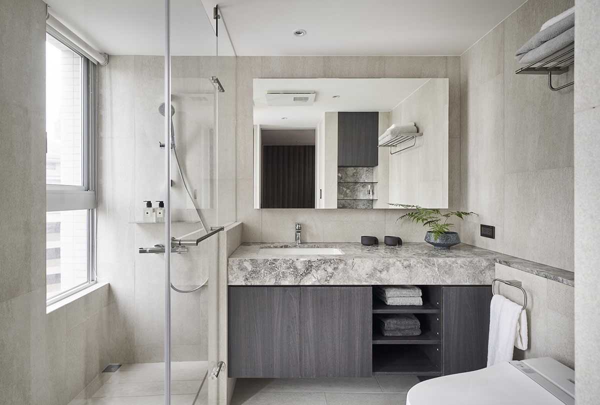 Contemporary Bathroom with Homogeneous Tiles and Mirror