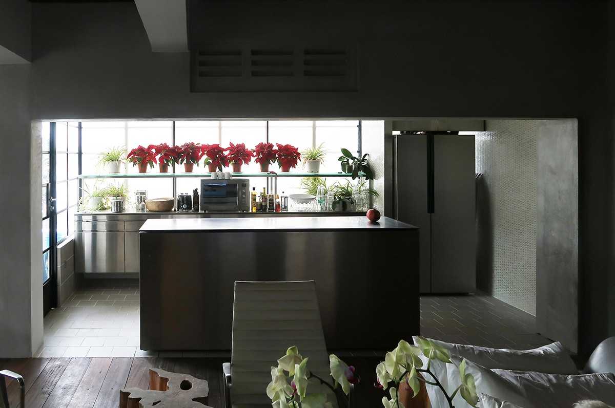 Modern Kitchen with Kitchen Island and Mosaic