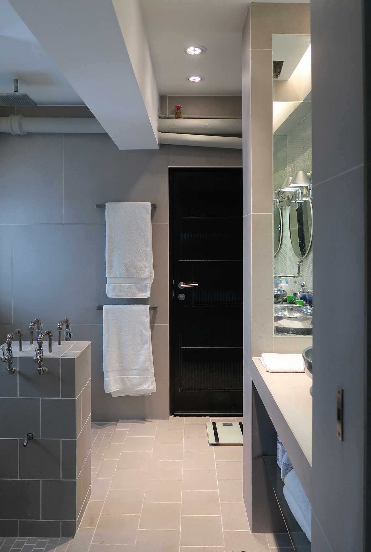 Modern Bathroom with Homogeneous Tiles and Mirror