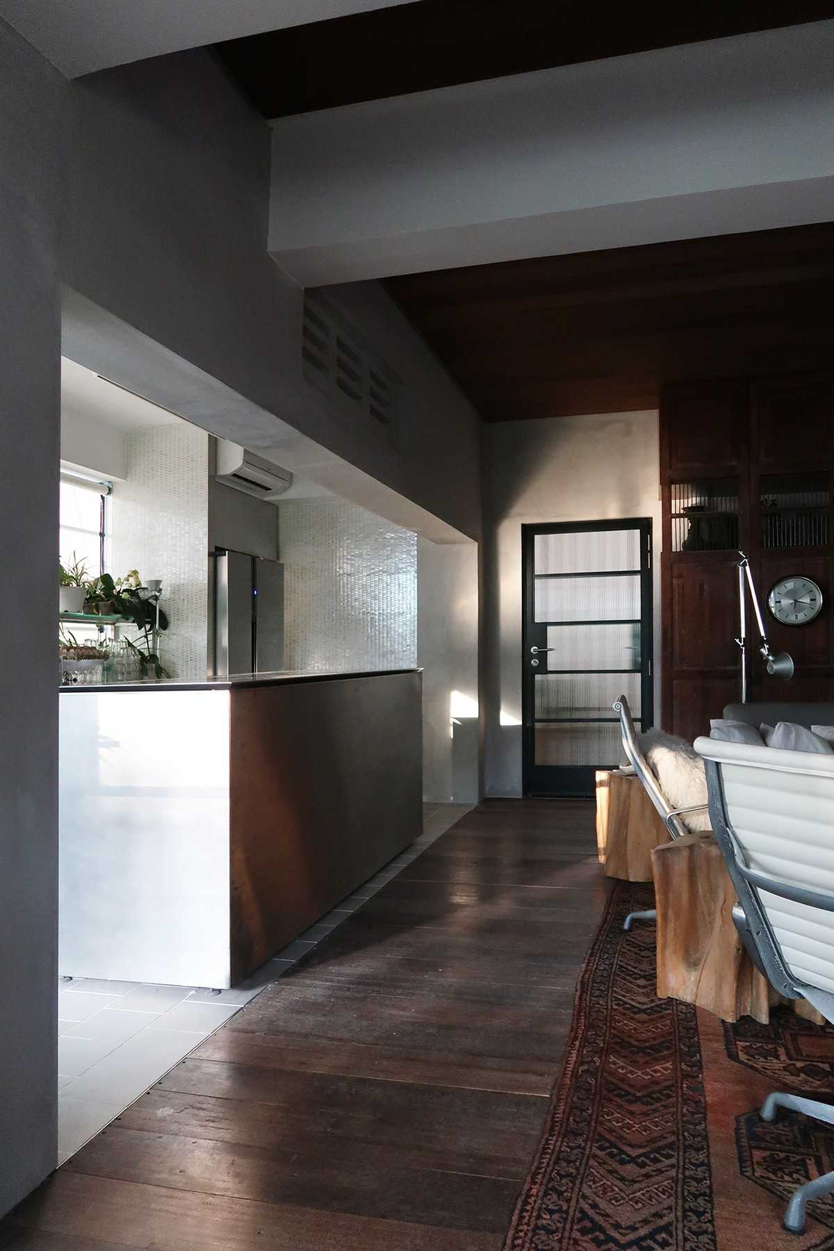 Modern Kitchen with Wood Flooring and Kitchen Island