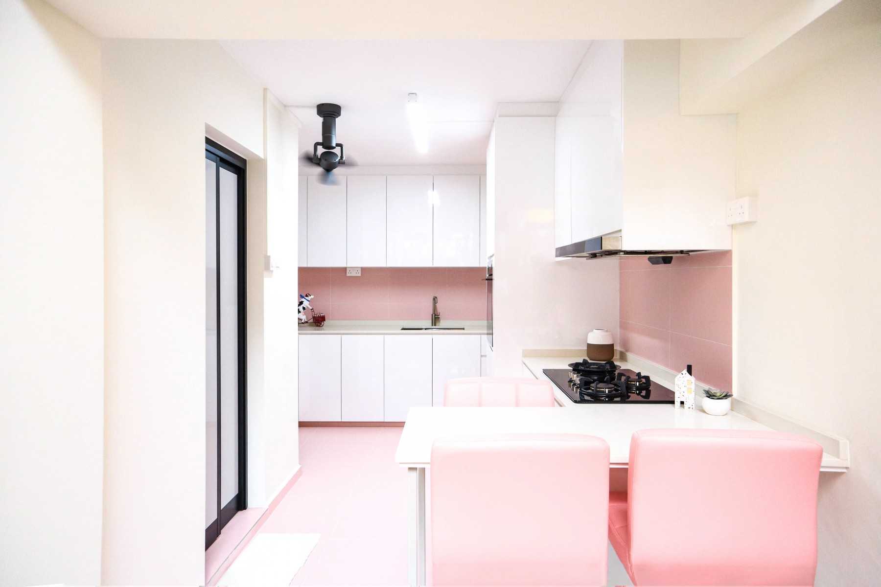 Eclectic Kitchen with Homogeneous Tiles and Kitchen Island