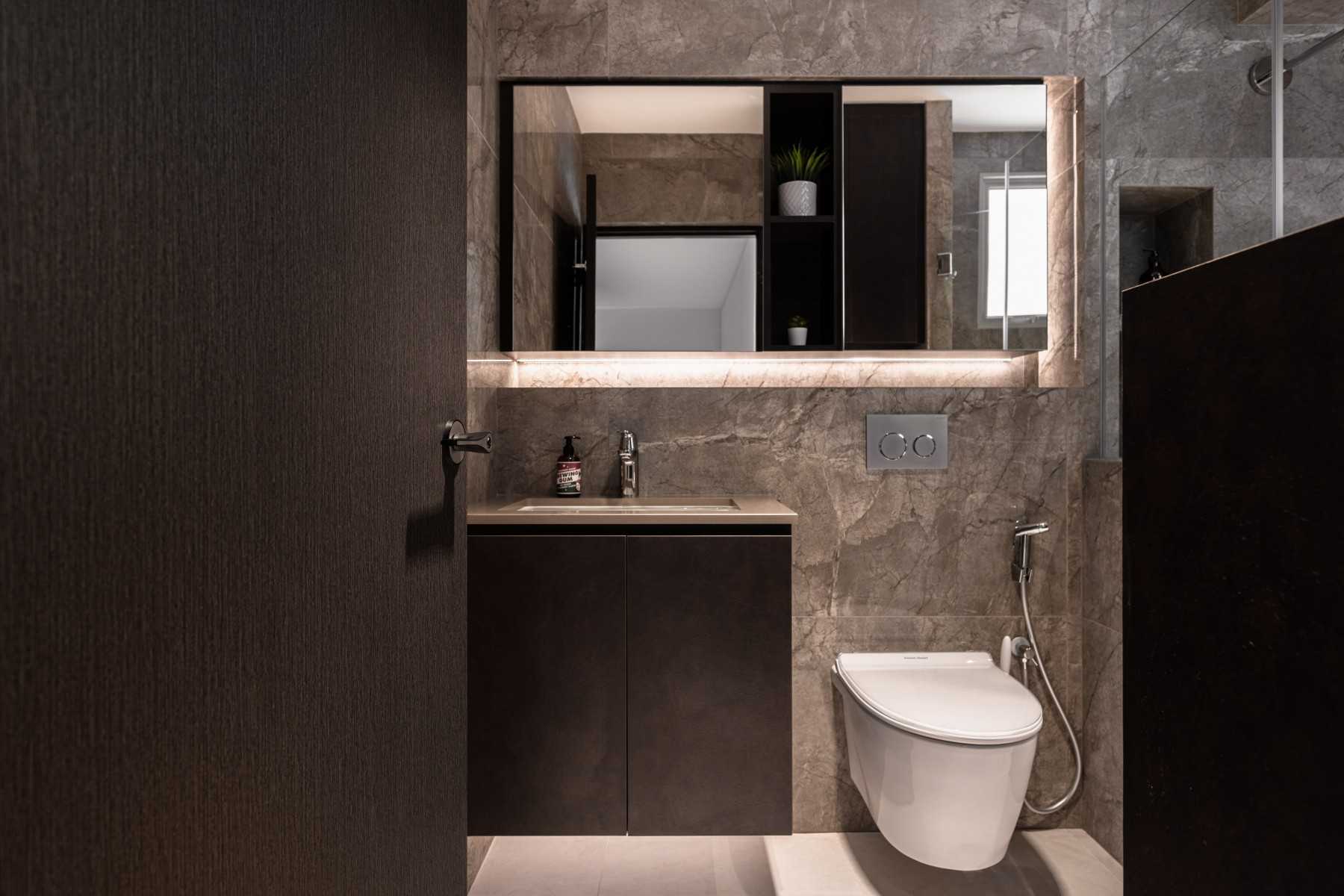 Modern Bathroom with Mirror and Bathroom Storage