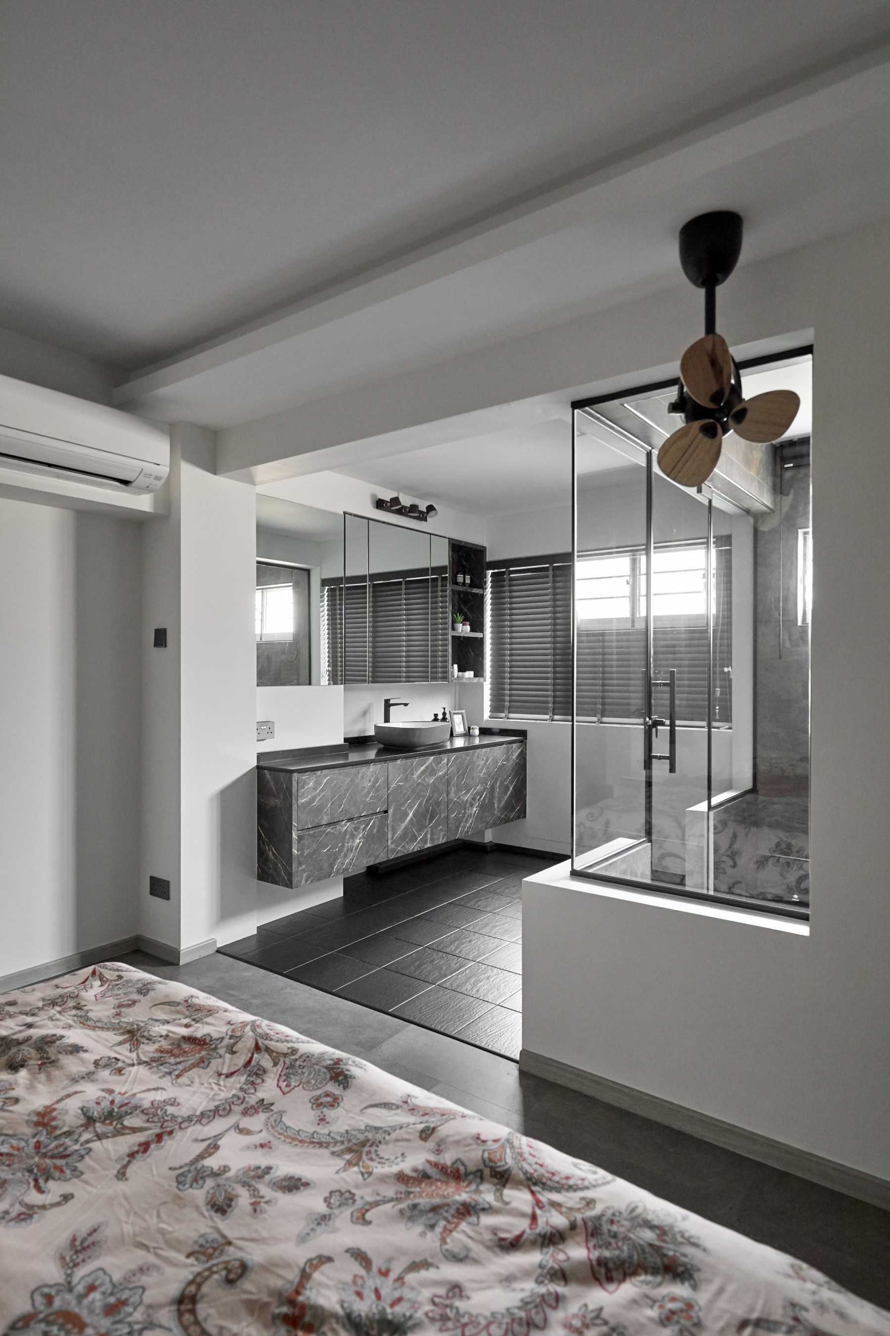 Contemporary Bathroom with Mirror and Bathroom Storage