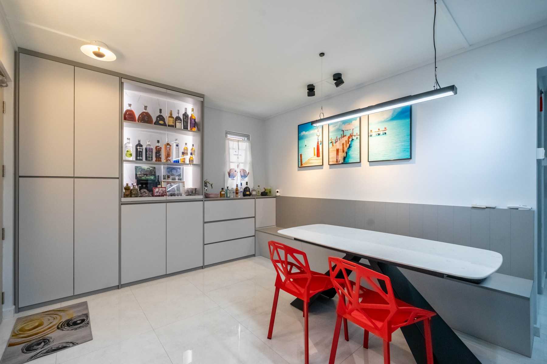 Modern Dining Room with Dining Table and Dining Chairs