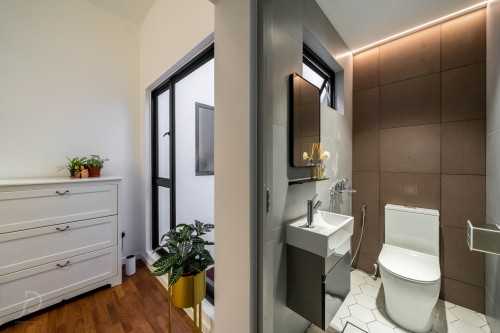 Modern Bathroom at Bartley | 20 Jln gotong royong
