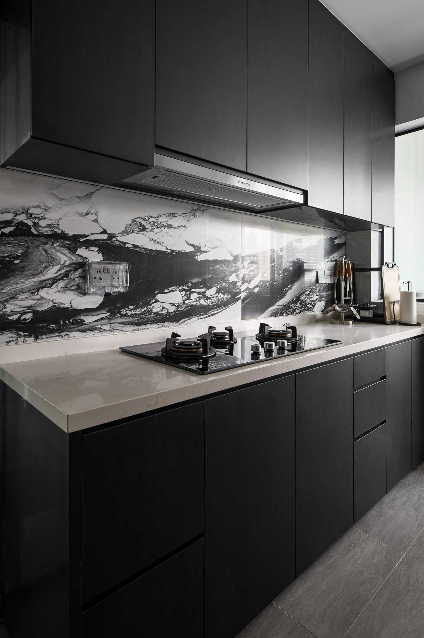 Contemporary Kitchen with Countertop and Homogeneous Tiles