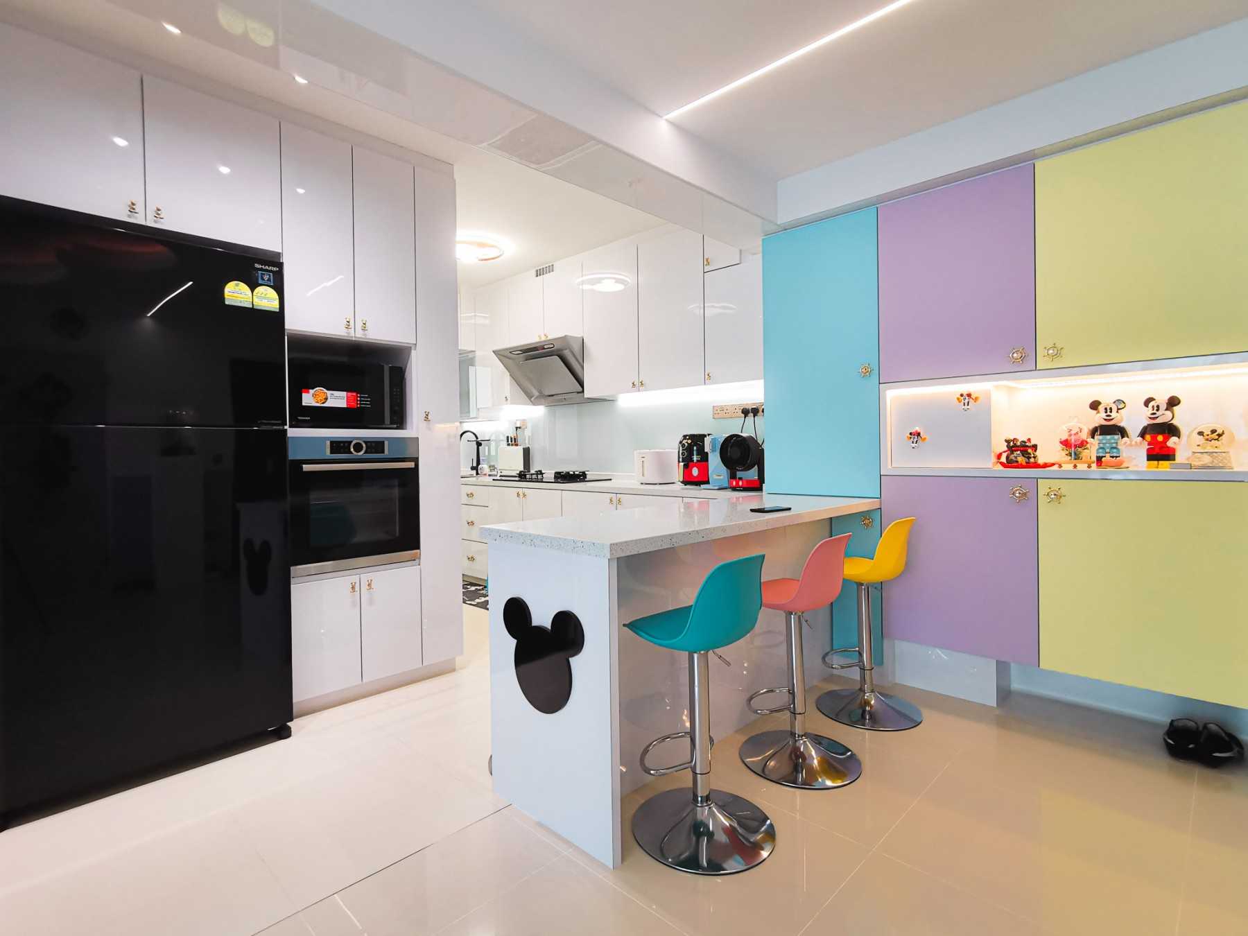 Contemporary Kitchen with Kitchen Island and Open Kitchen