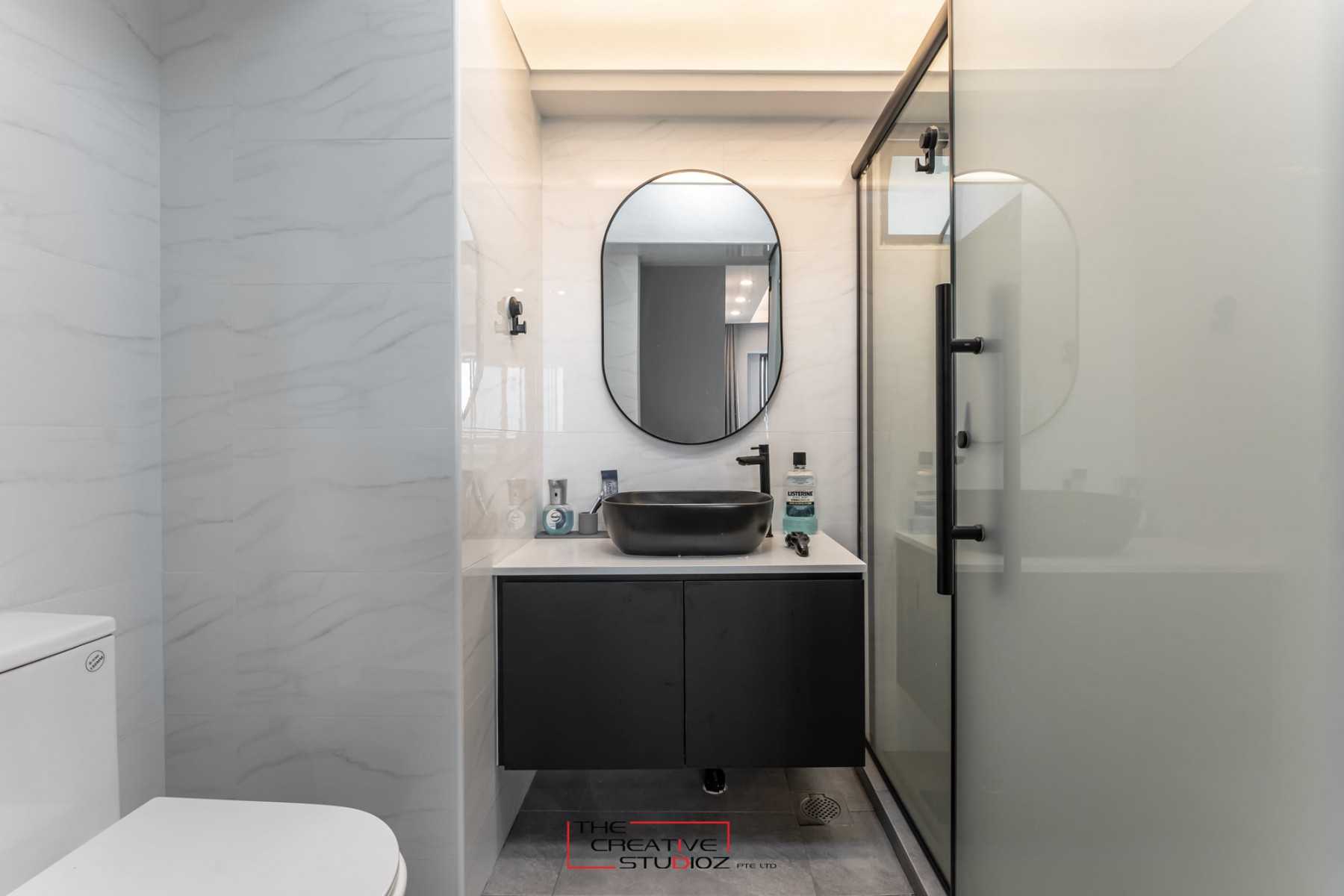Scandinavian Bathroom with Homogeneous Tiles and Shower Screen