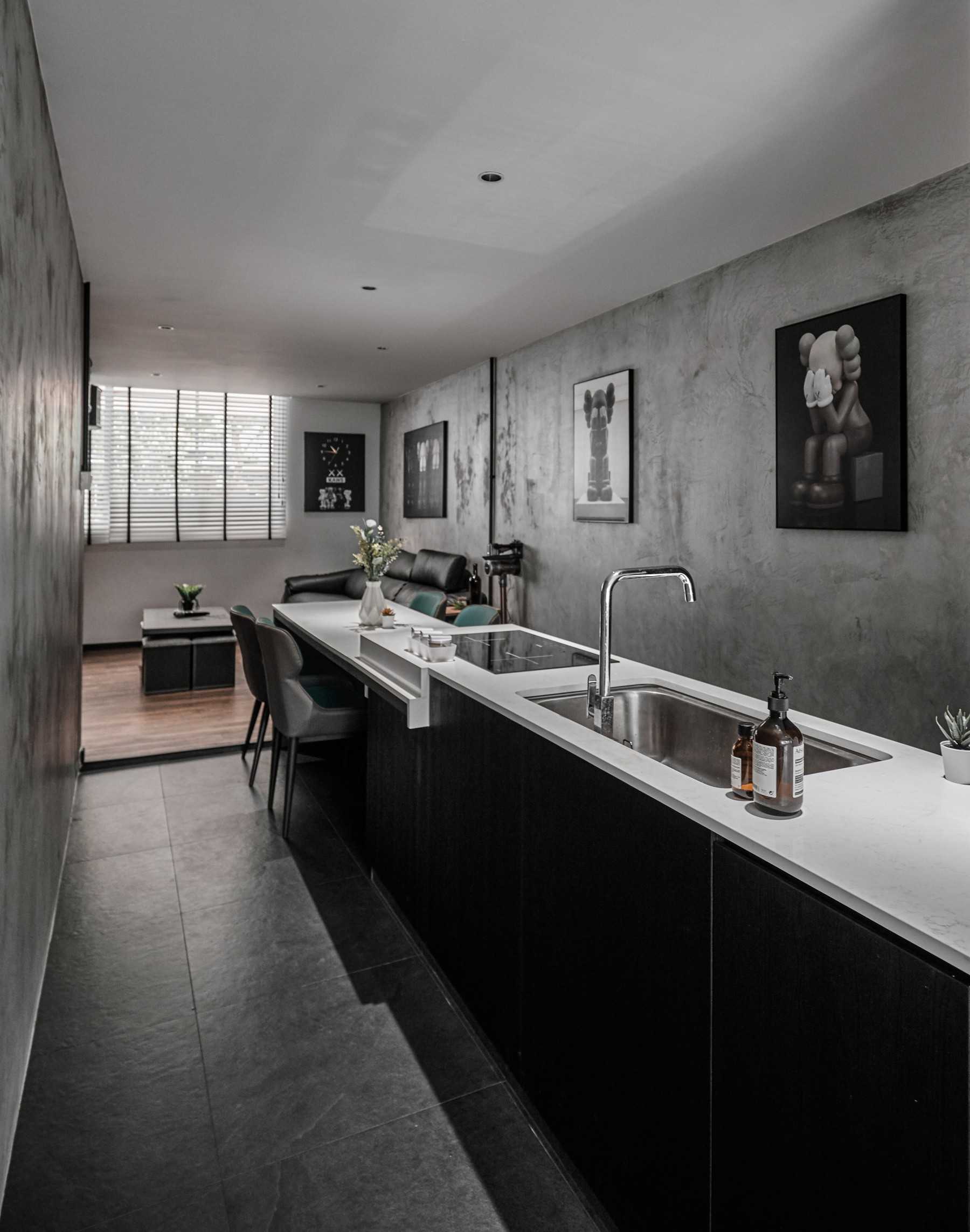 Contemporary Kitchen with Countertop and Kitchen Island