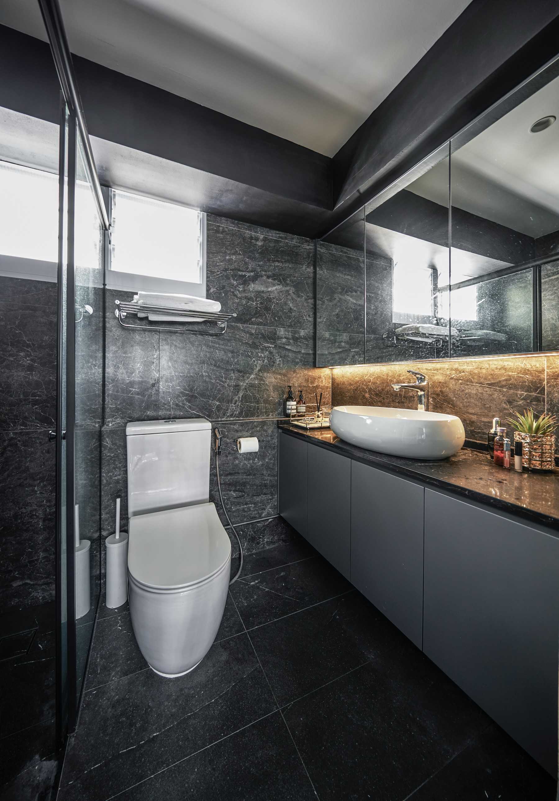 Contemporary Bathroom with Mirror and Bathroom Storage