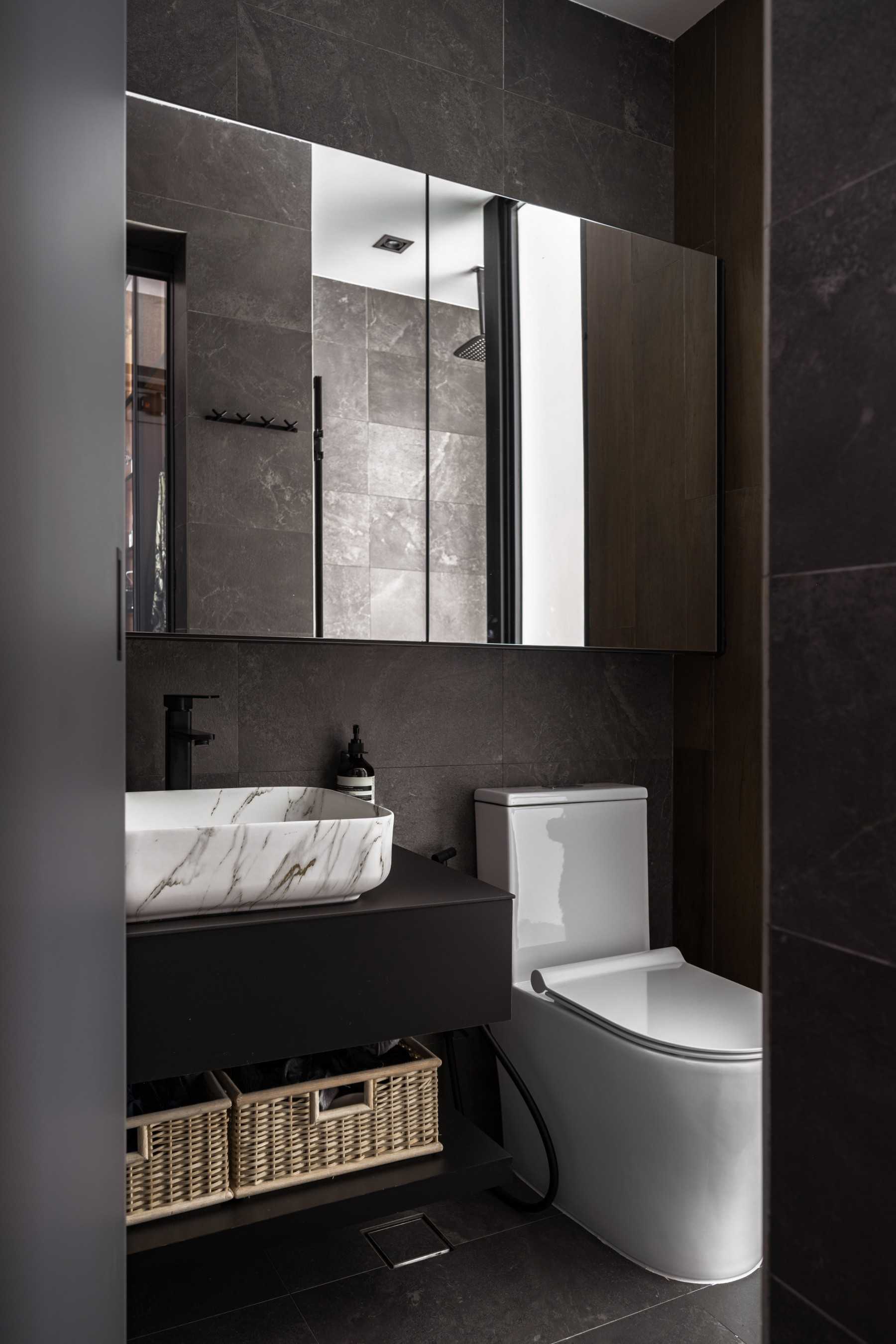 Modern Bathroom with Mirror and Bathroom Storage