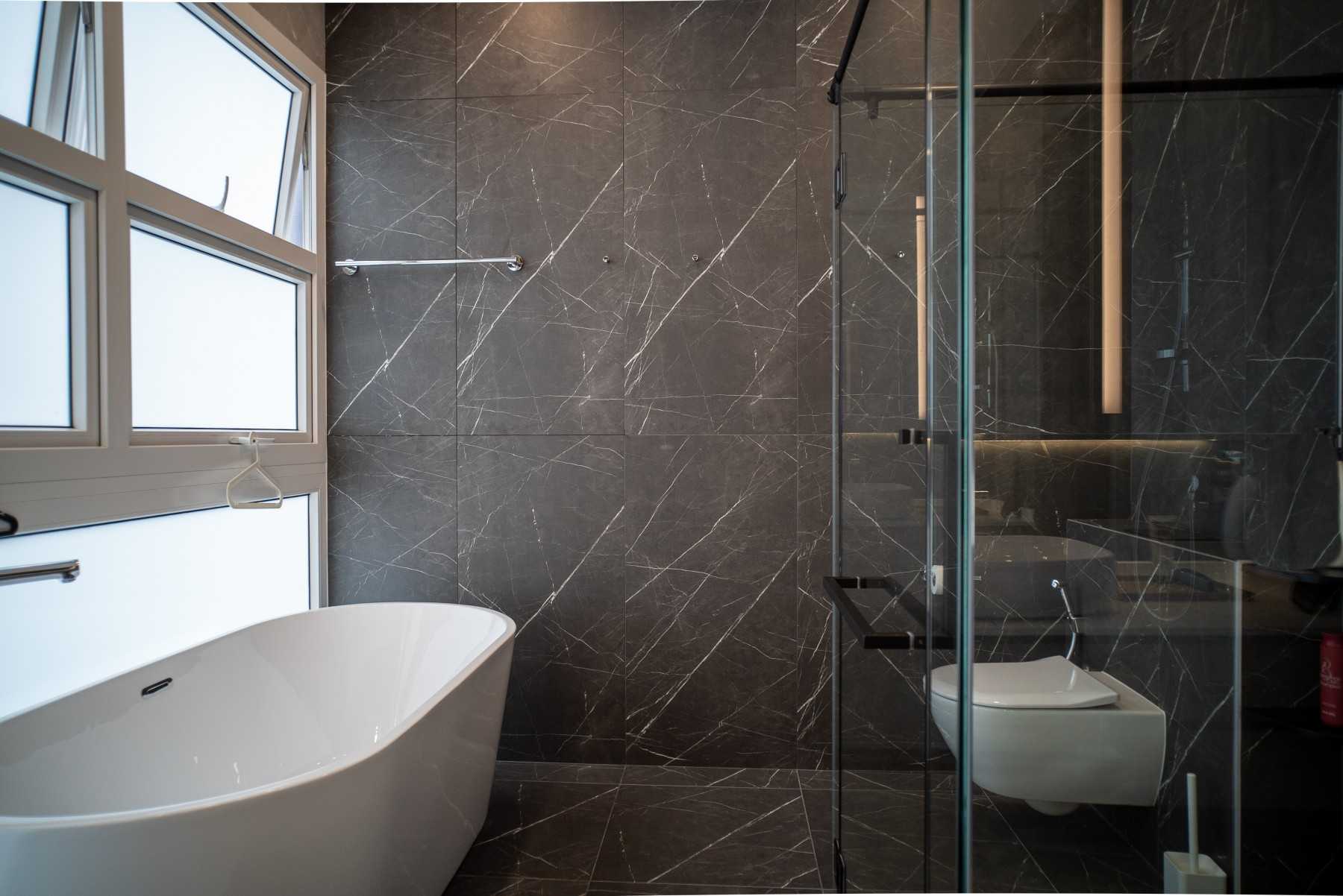 Contemporary Bathroom with Marble Floor and Feature Wall