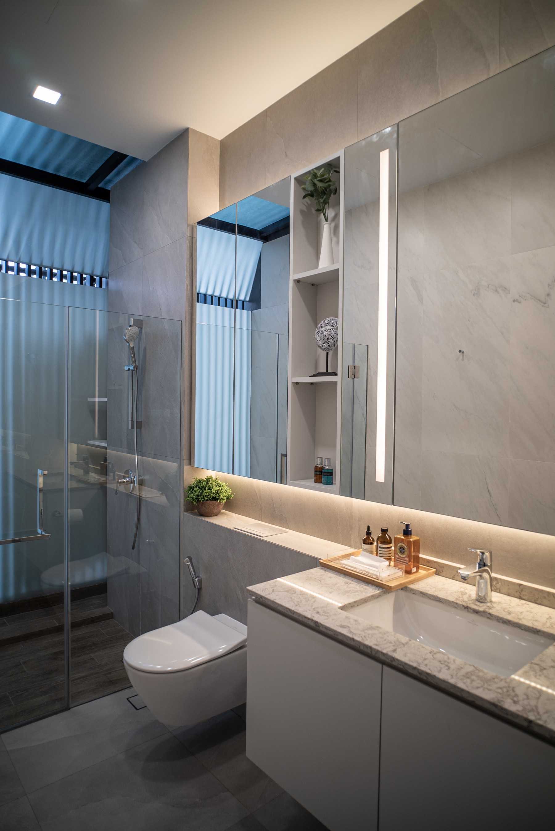 Contemporary Bathroom with Mirror and Shower Screen
