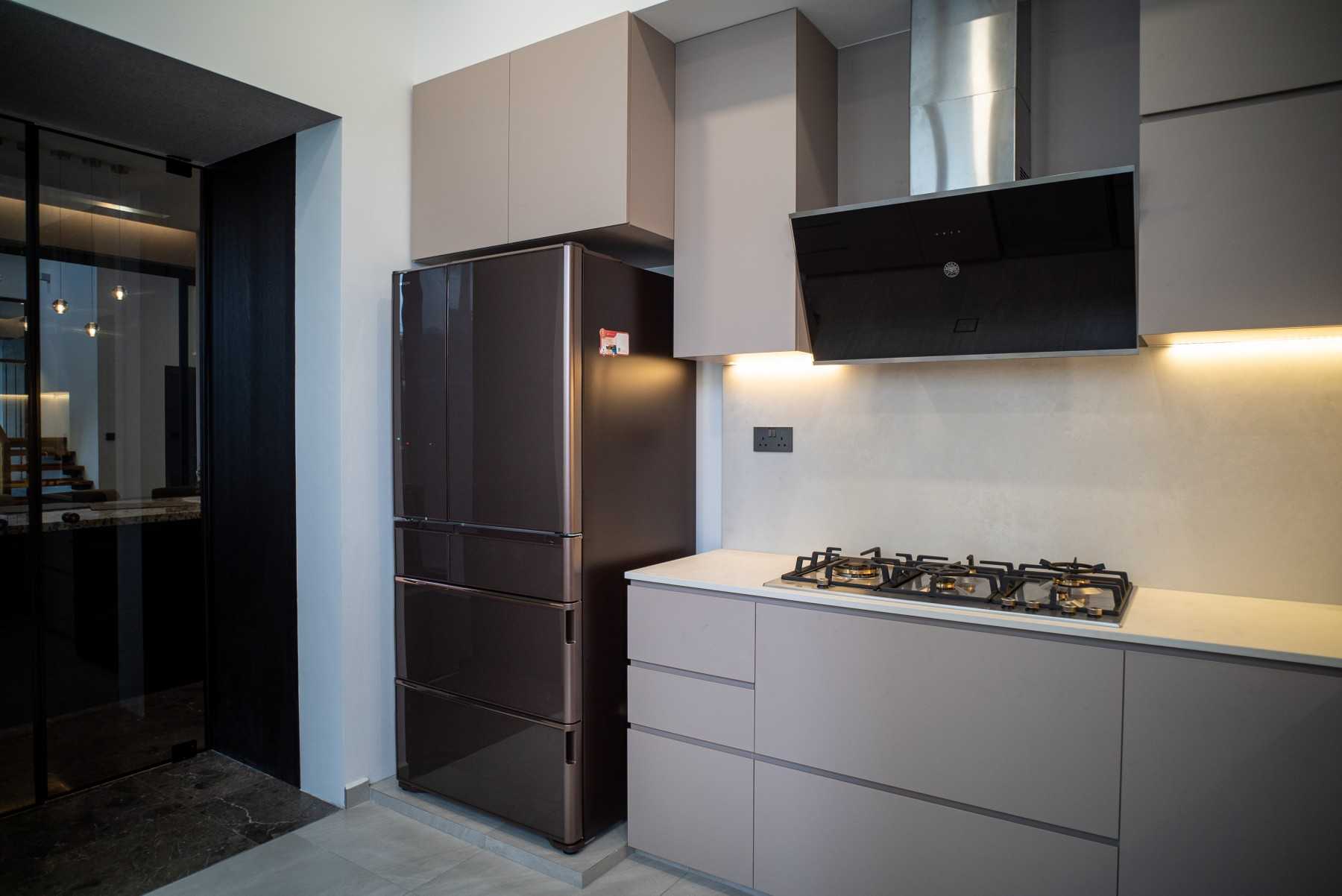 Contemporary Kitchen with Kitchen Backsplash and Kitchen Cabinets