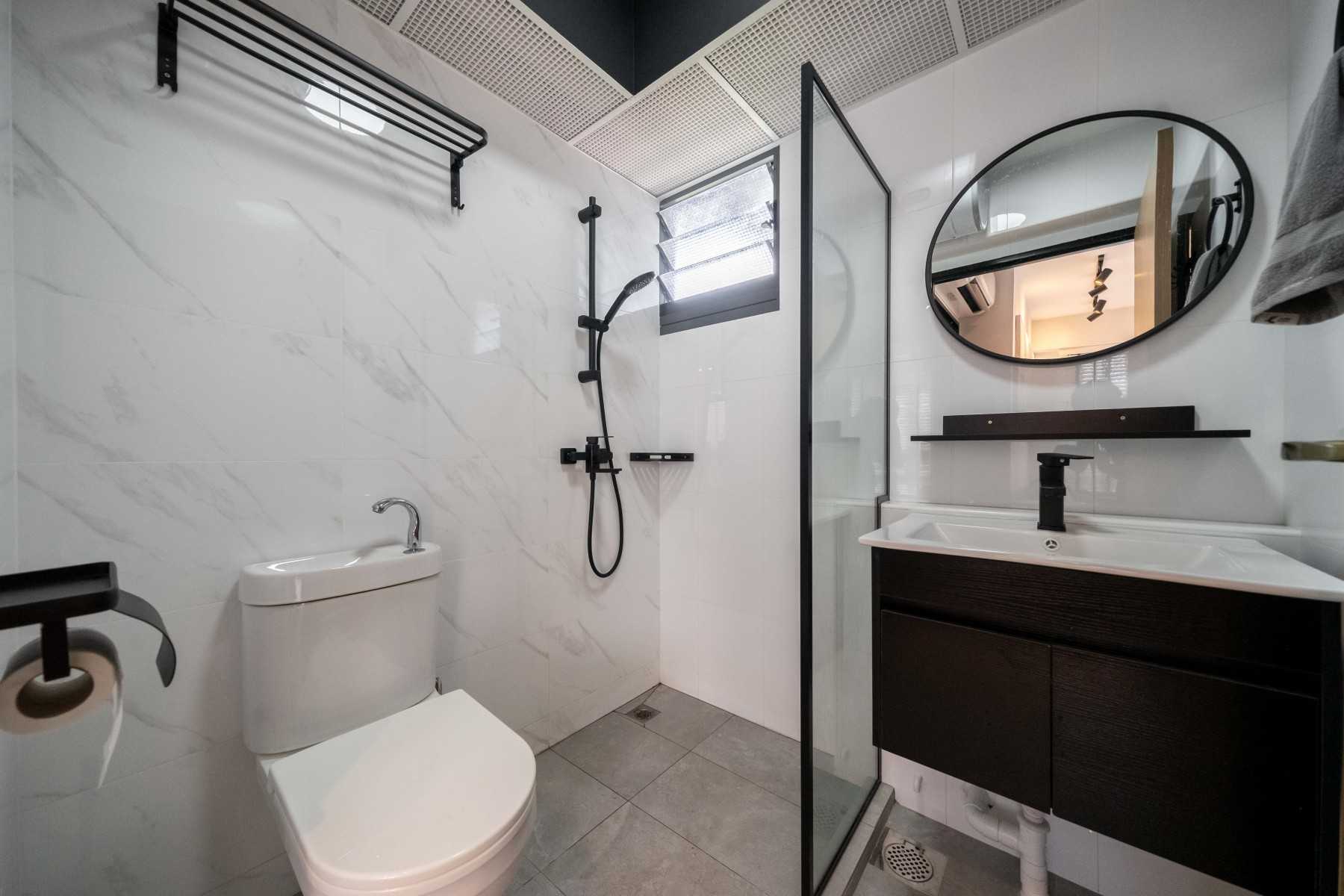 Transitional Bathroom with Mirror and Bathtub