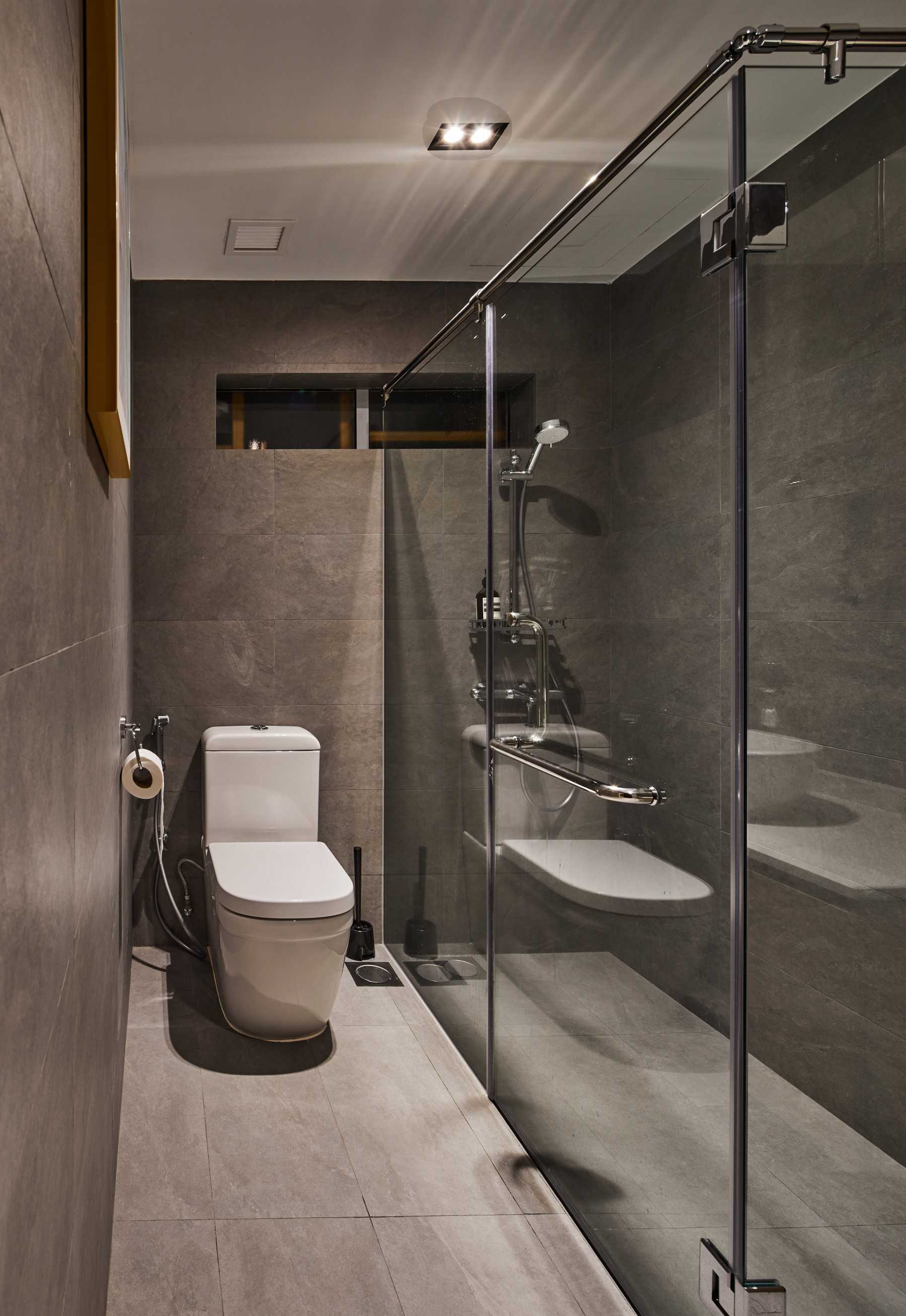 Modern Bathroom with Ceiling Light and Shower Screen