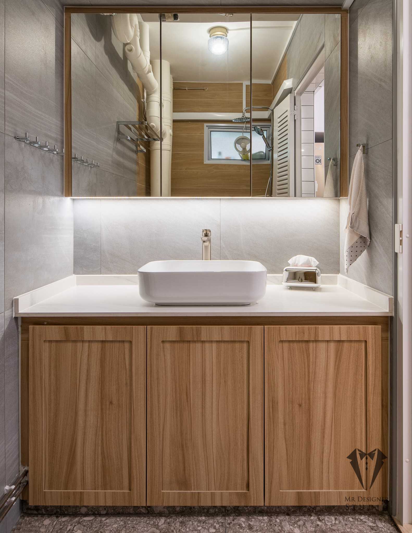 Eclectic Bathroom with Countertop and Vinyl Flooring
