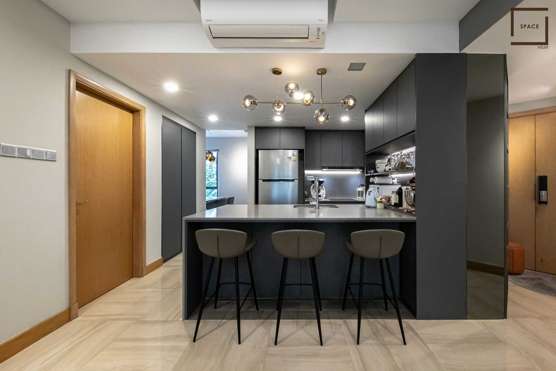 Contemporary Kitchen with Open Kitchen and Kitchen Accessories
