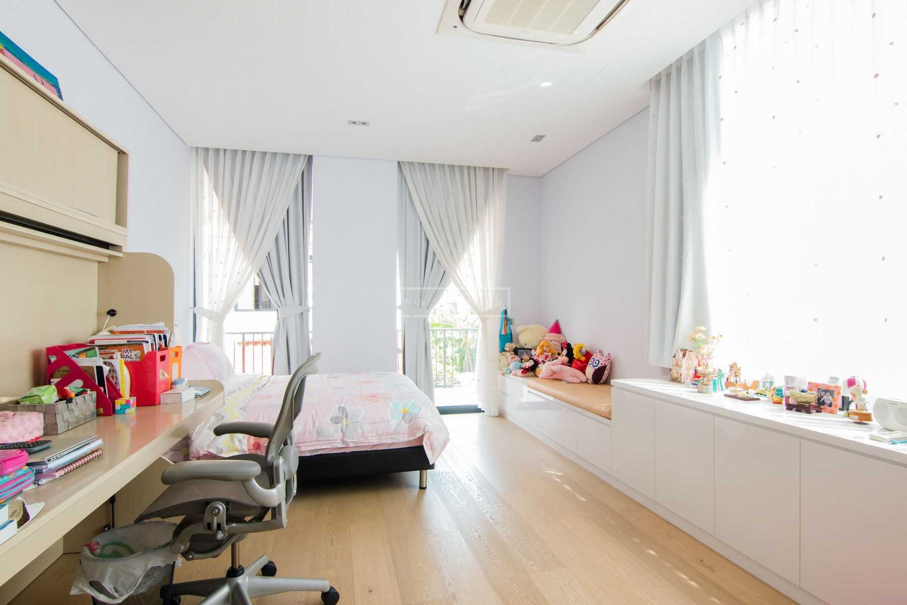 Modern Kids Room with Bookshelf and Wood Flooring