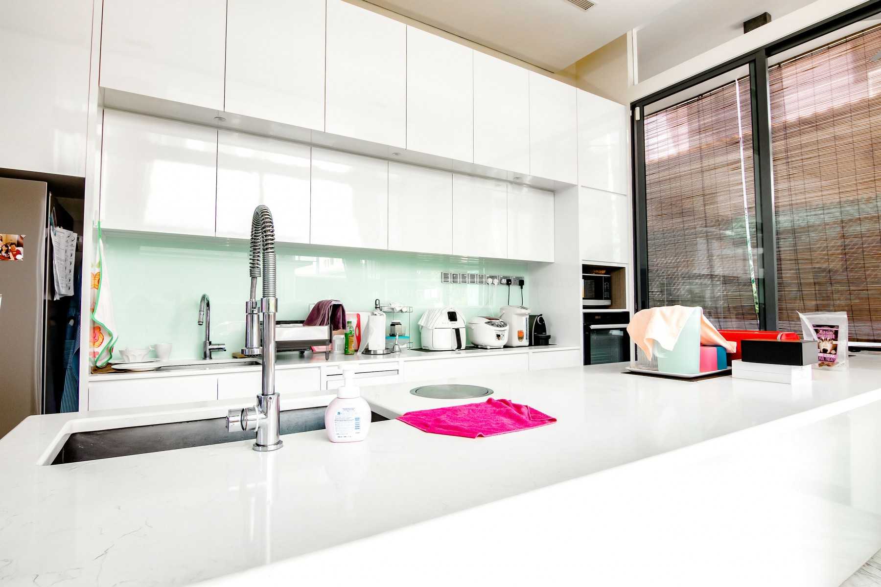 Modern Kitchen with Countertop and Kitchen Island