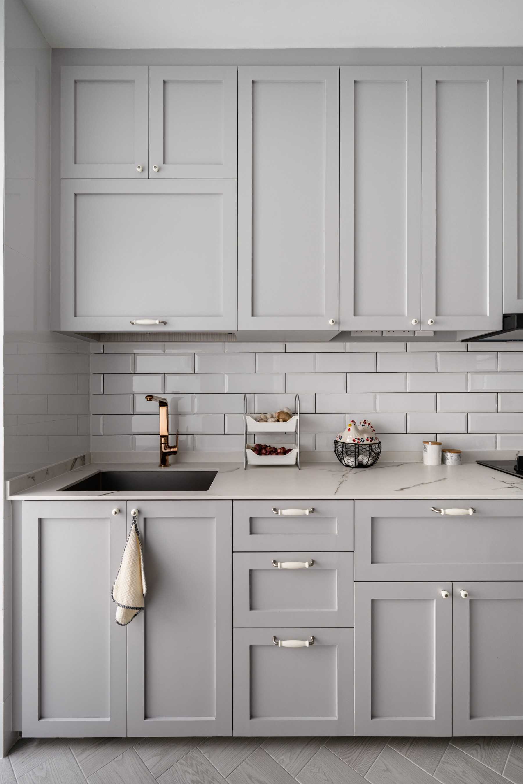 Modern Kitchen with Countertop and Kitchen Backsplash