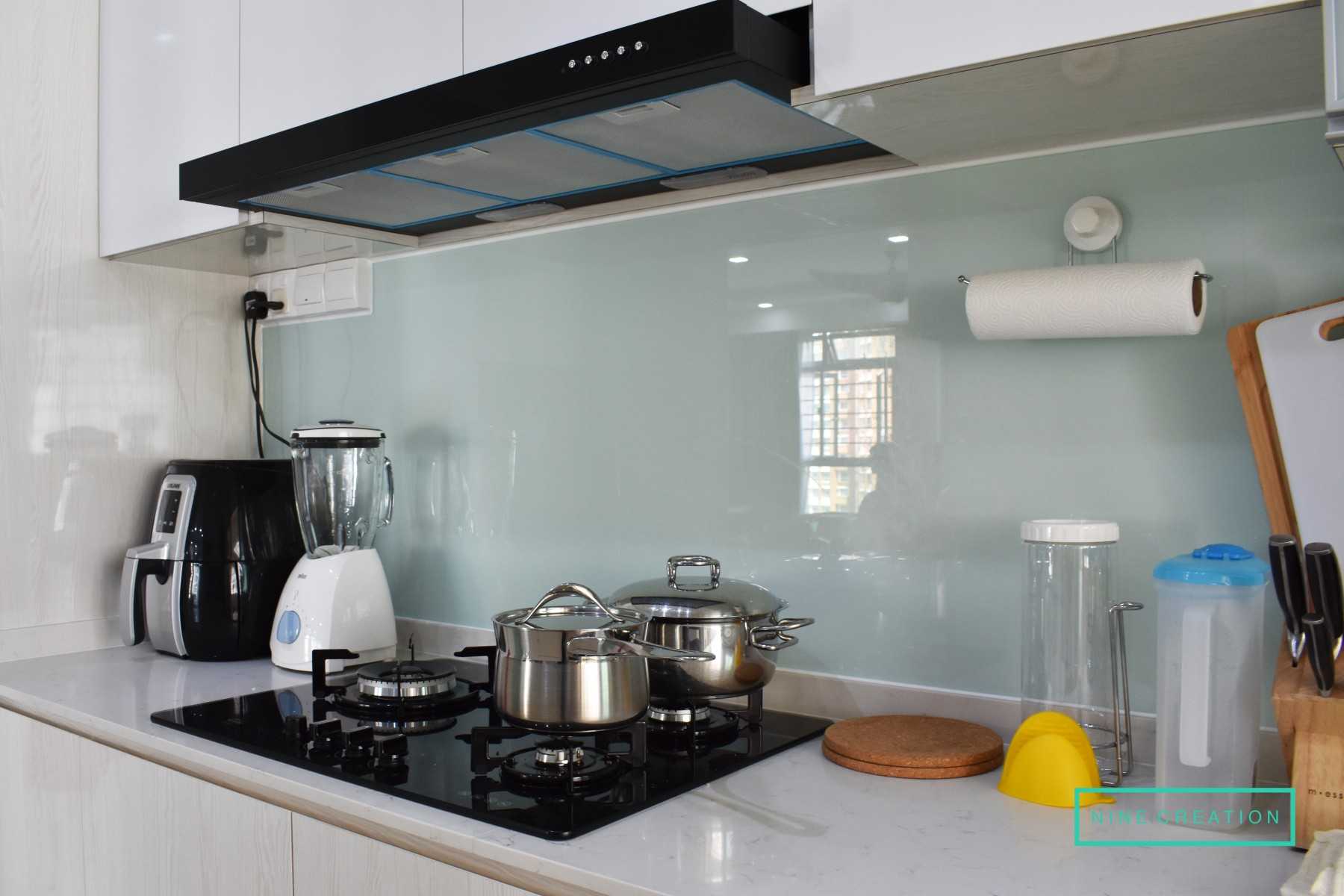 Contemporary Kitchen with Countertop and Kitchen Backsplash
