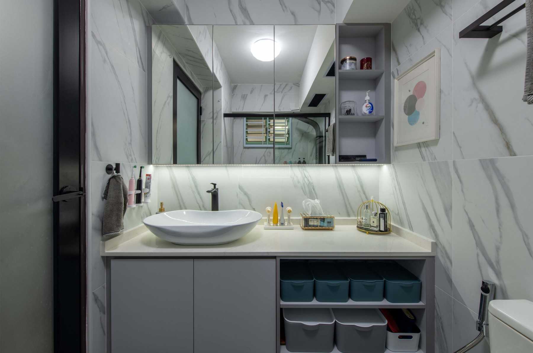 Contemporary Bathroom with Countertop and Homogeneous Tiles