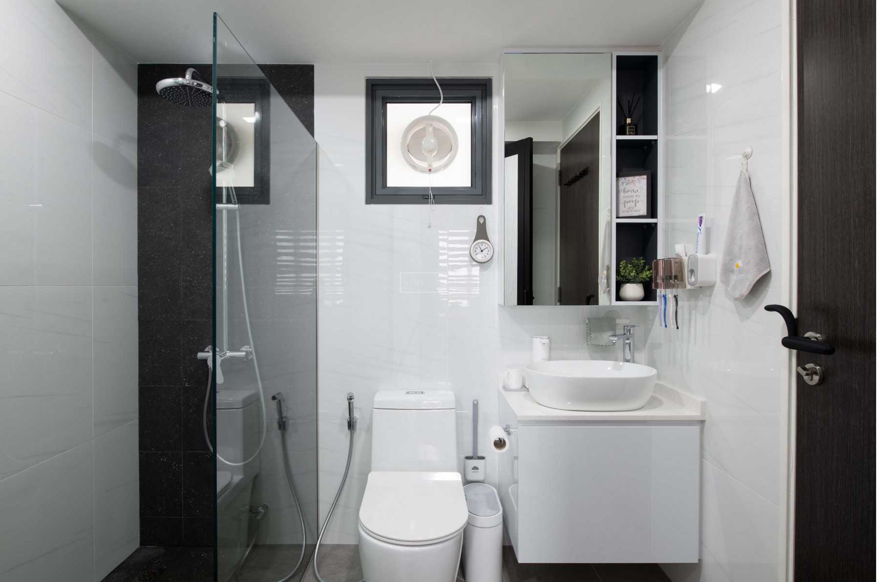 Modern Bathroom with Countertop and Mirror