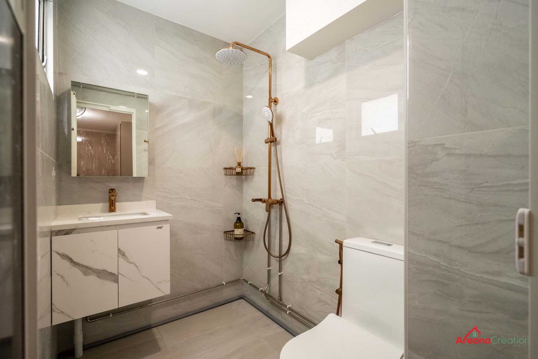 Contemporary Bathroom with Mirror and Bathtub