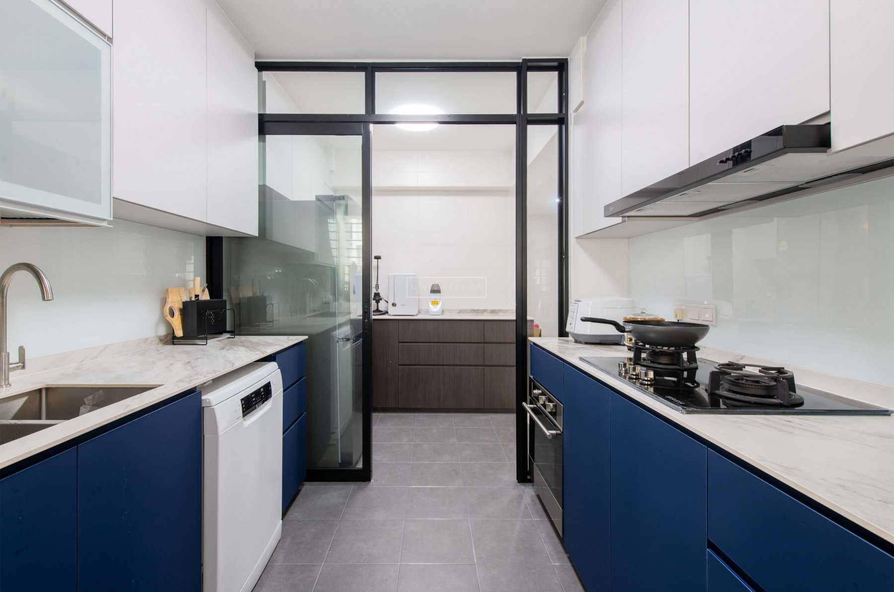 Contemporary Kitchen with Countertop and Kitchen Backsplash