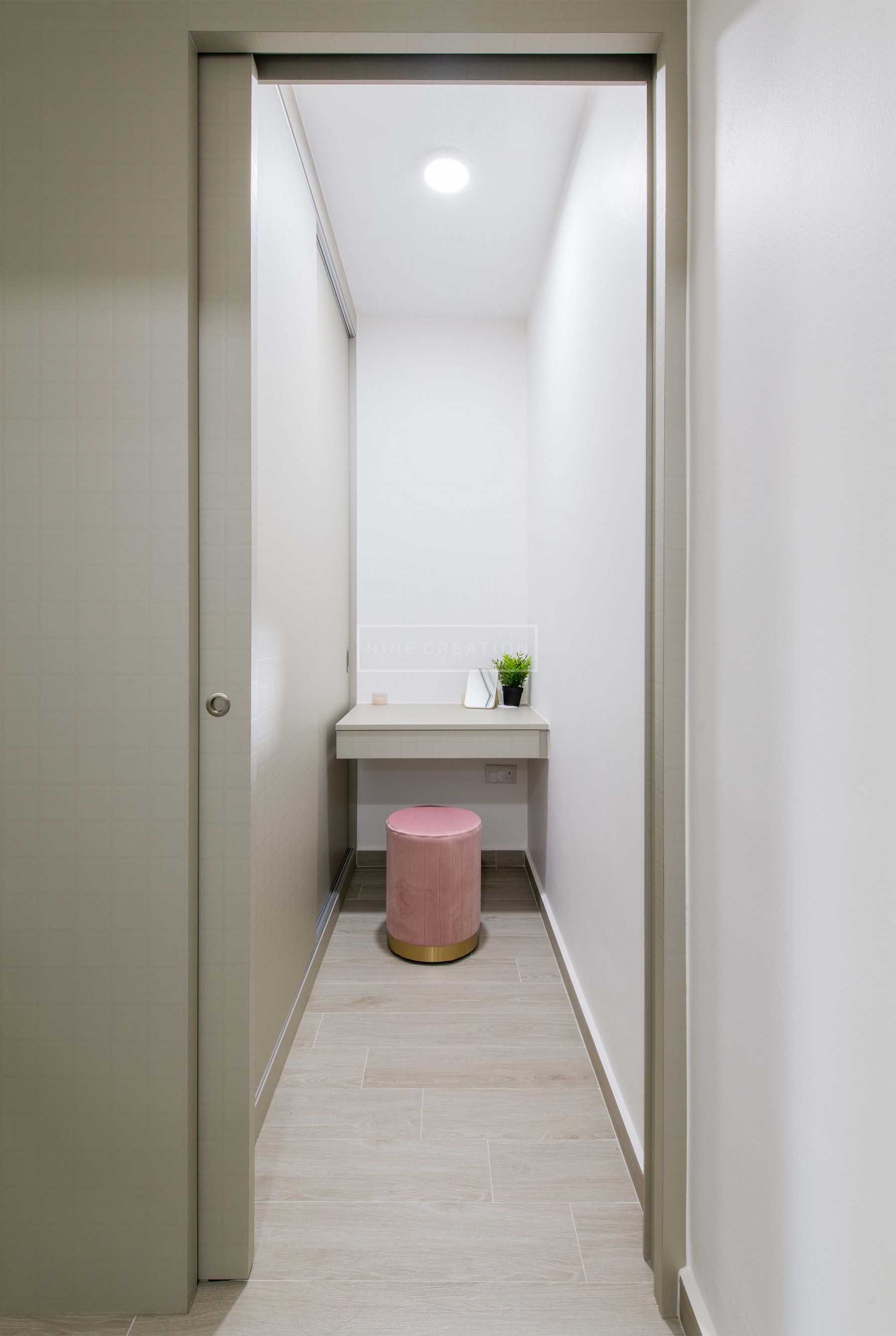 Contemporary Walk-in Wardrobe with Mirror and Wardrobe