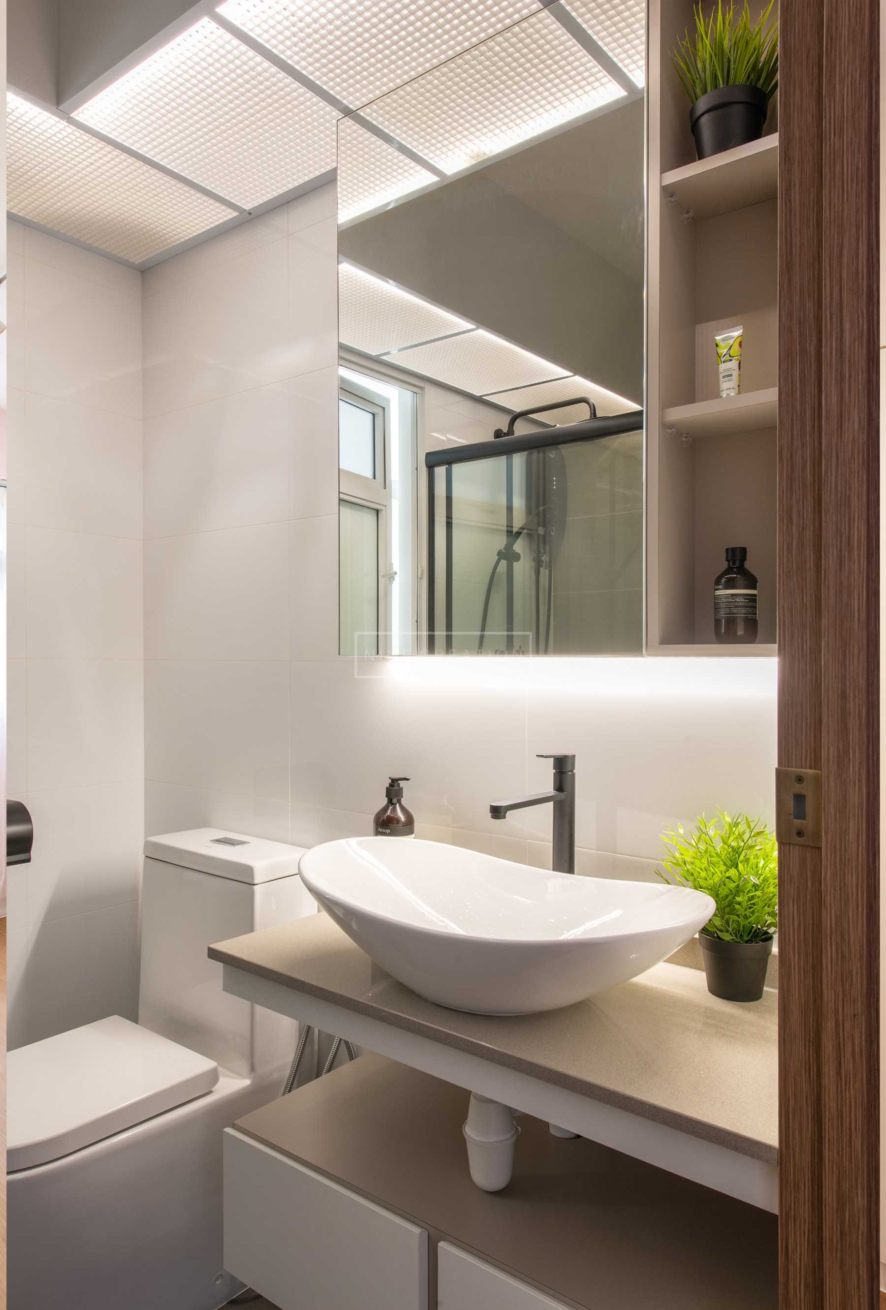 Modern Bathroom with Countertop and Mirror