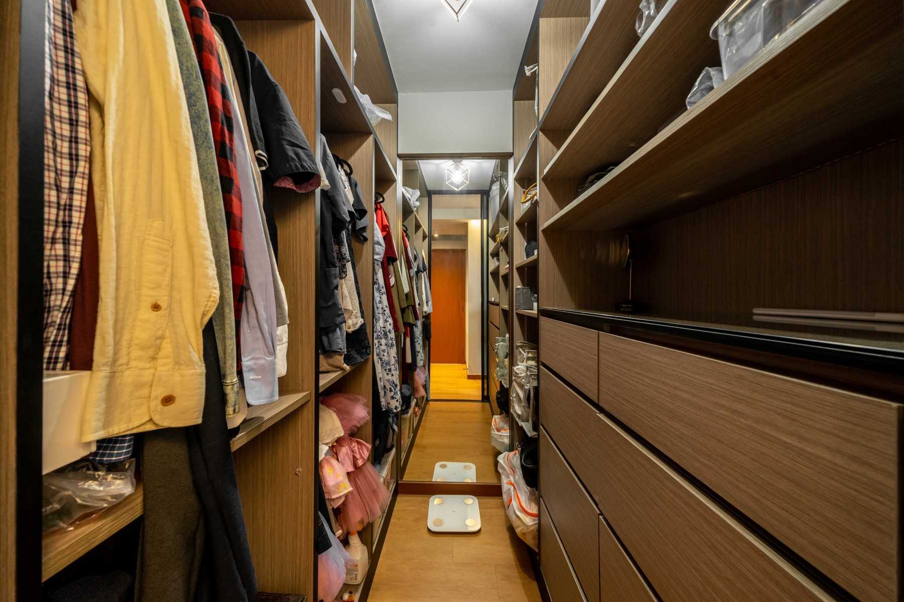 Modern Walk-in Wardrobe with Mirror and Wardrobe