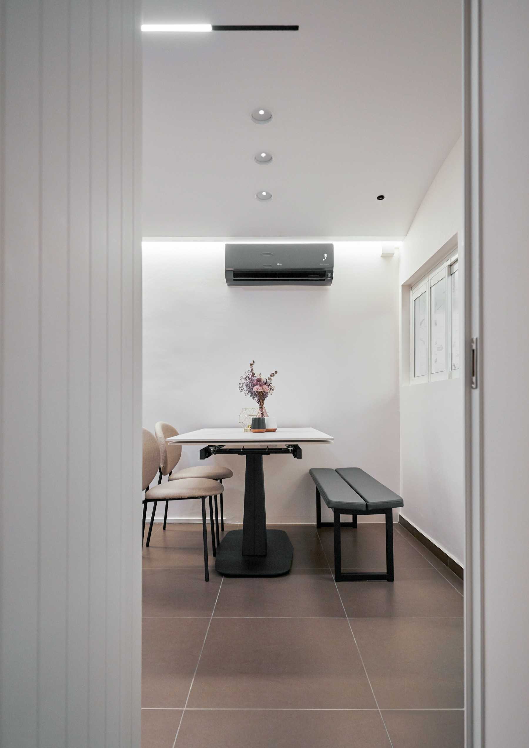Contemporary Dining Room with Dining Table and Dining Chairs