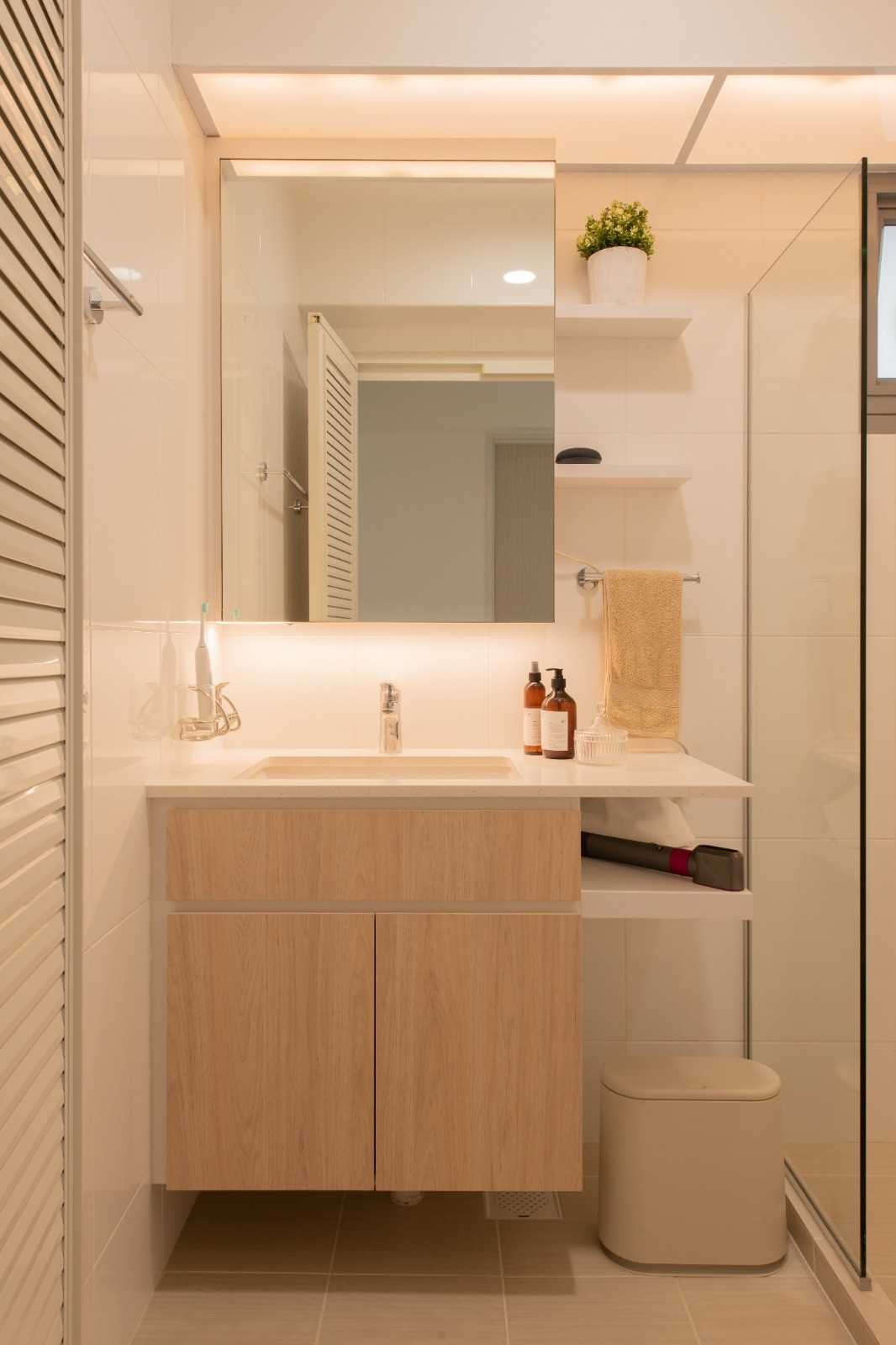 Scandinavian Bathroom with Parquet Floor and Granite Floor