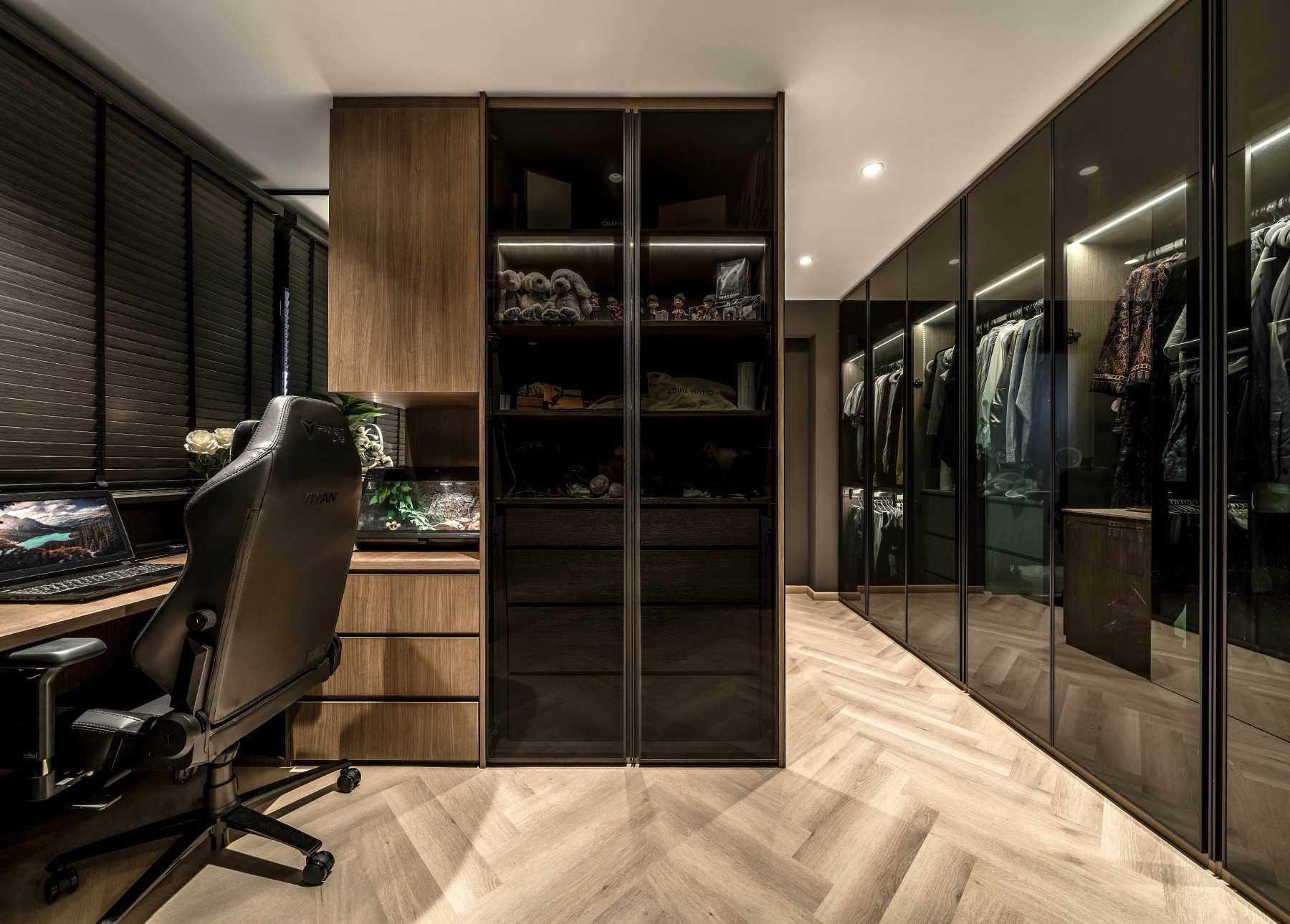 Contemporary Walk-in Wardrobe with Mirror and Wardrobe