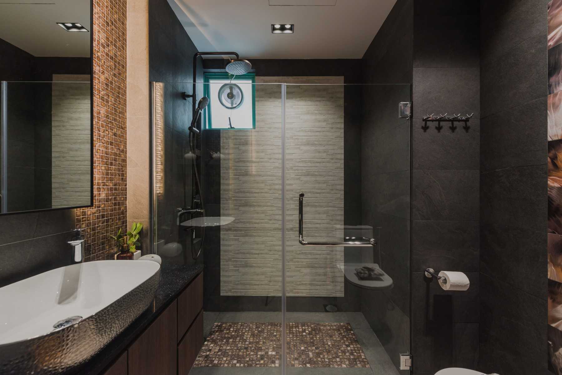 Contemporary Bathroom with Mirror and Mosaic