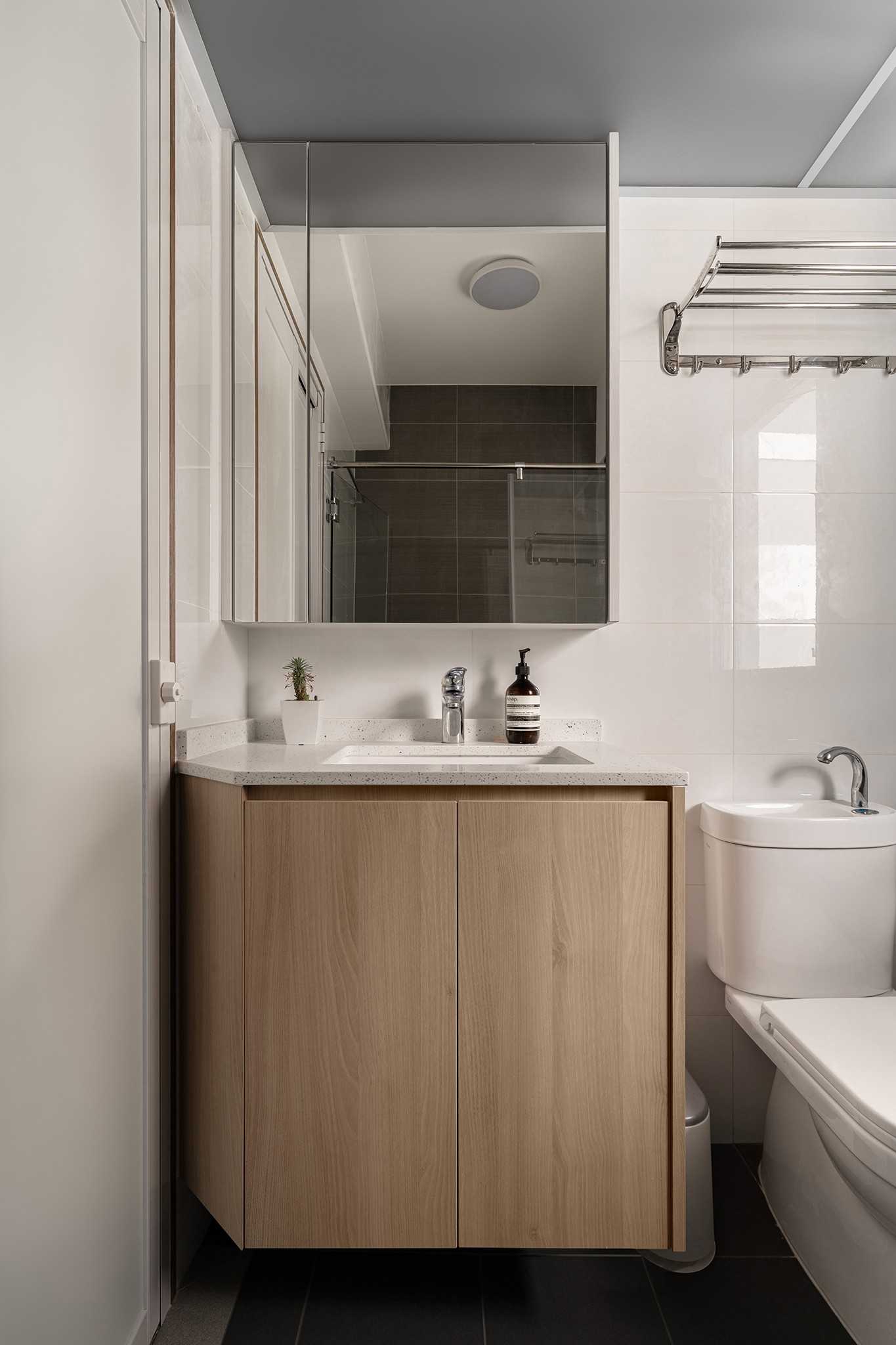 Scandinavian Bathroom with Mirror and Bathroom Storage