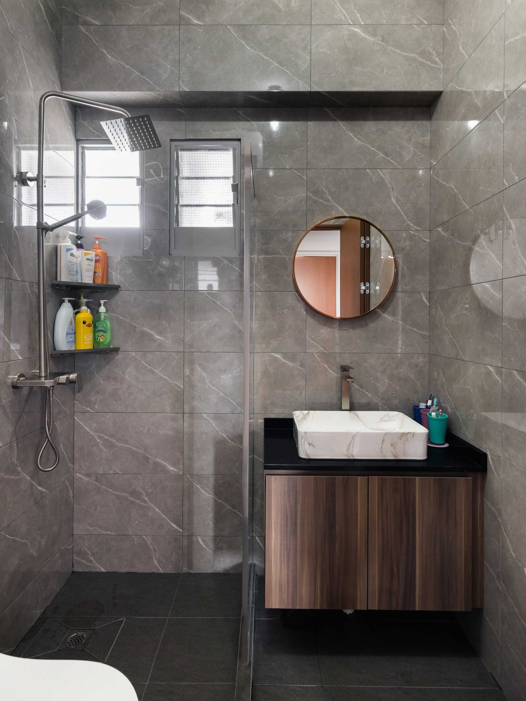 Contemporary Bathroom with Countertop and Homogeneous Tiles